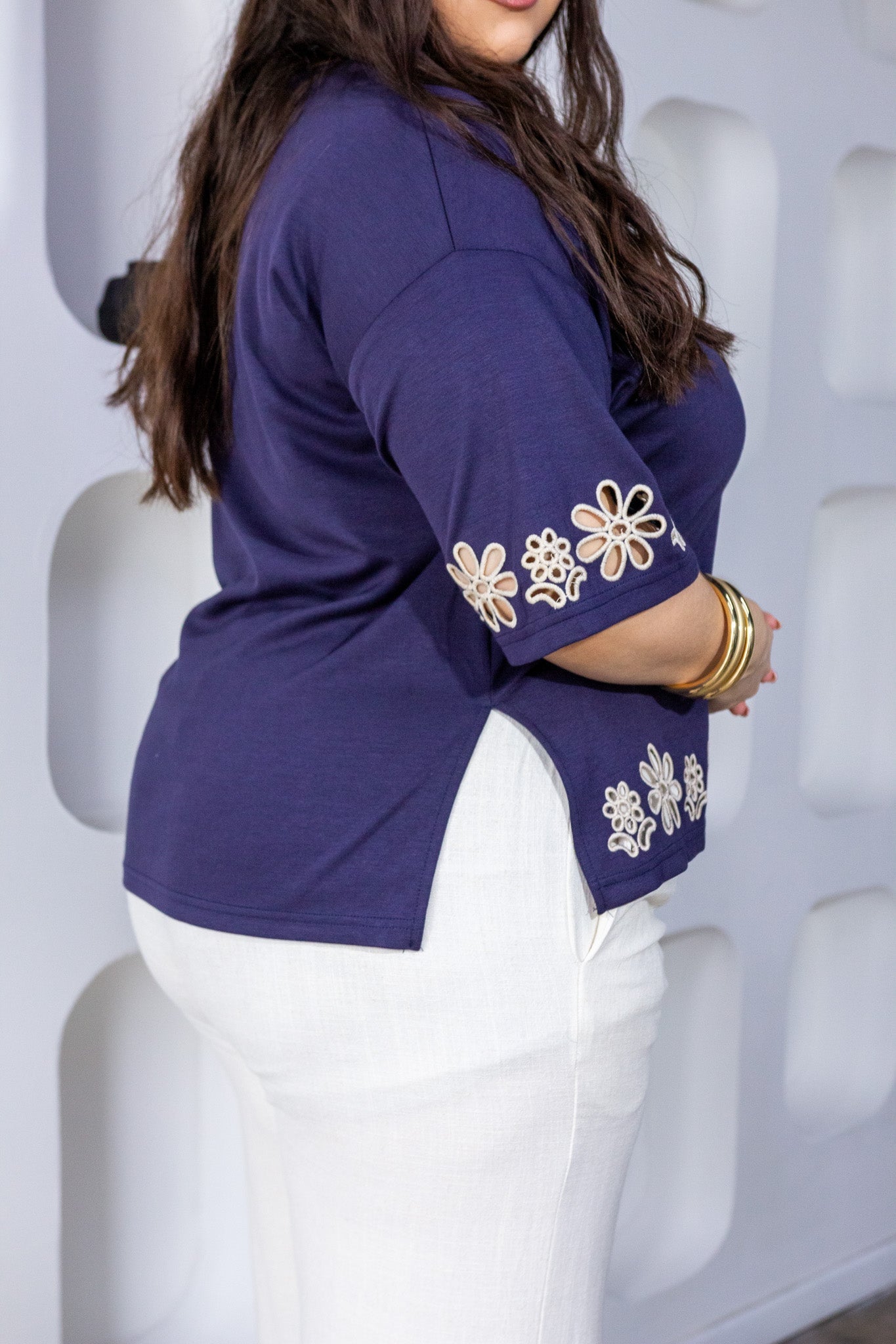 Blusa Curvy Bordada Flores Manga Acampanada Navy con Crema