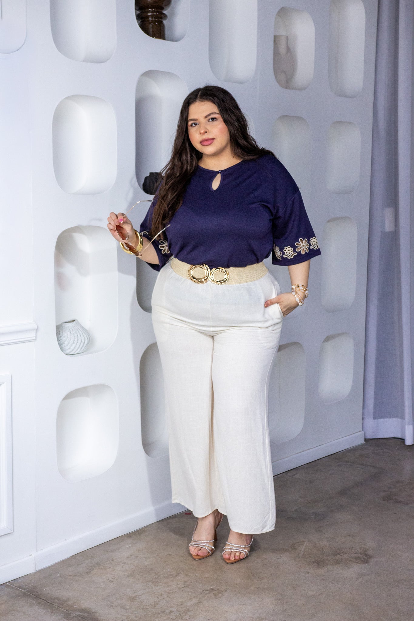 Blusa Curvy Bordada Flores Manga Acampanada Navy con Crema