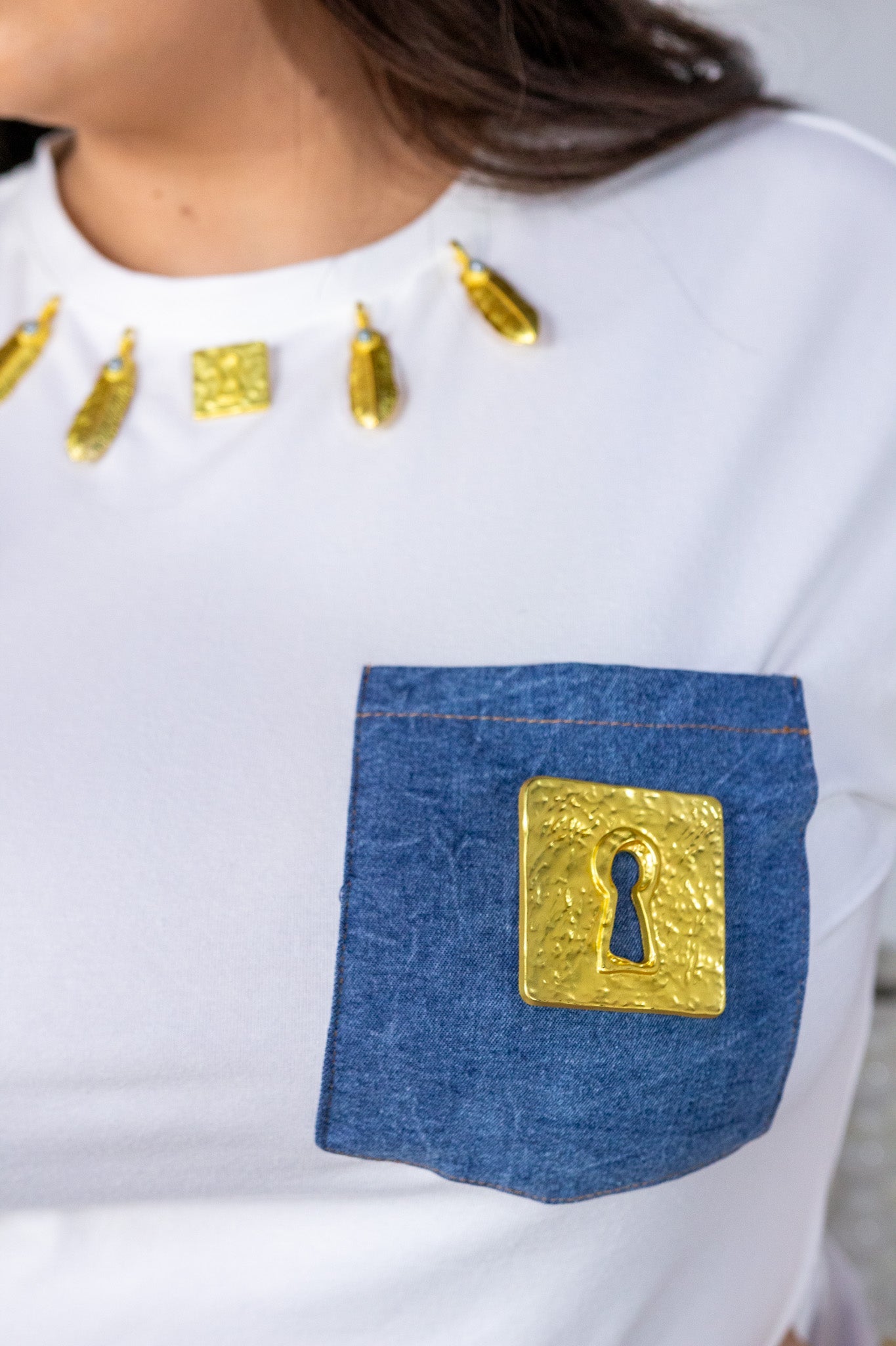 Blusa Curvy con Bolsillo Denim y Charms Dorados Blanco