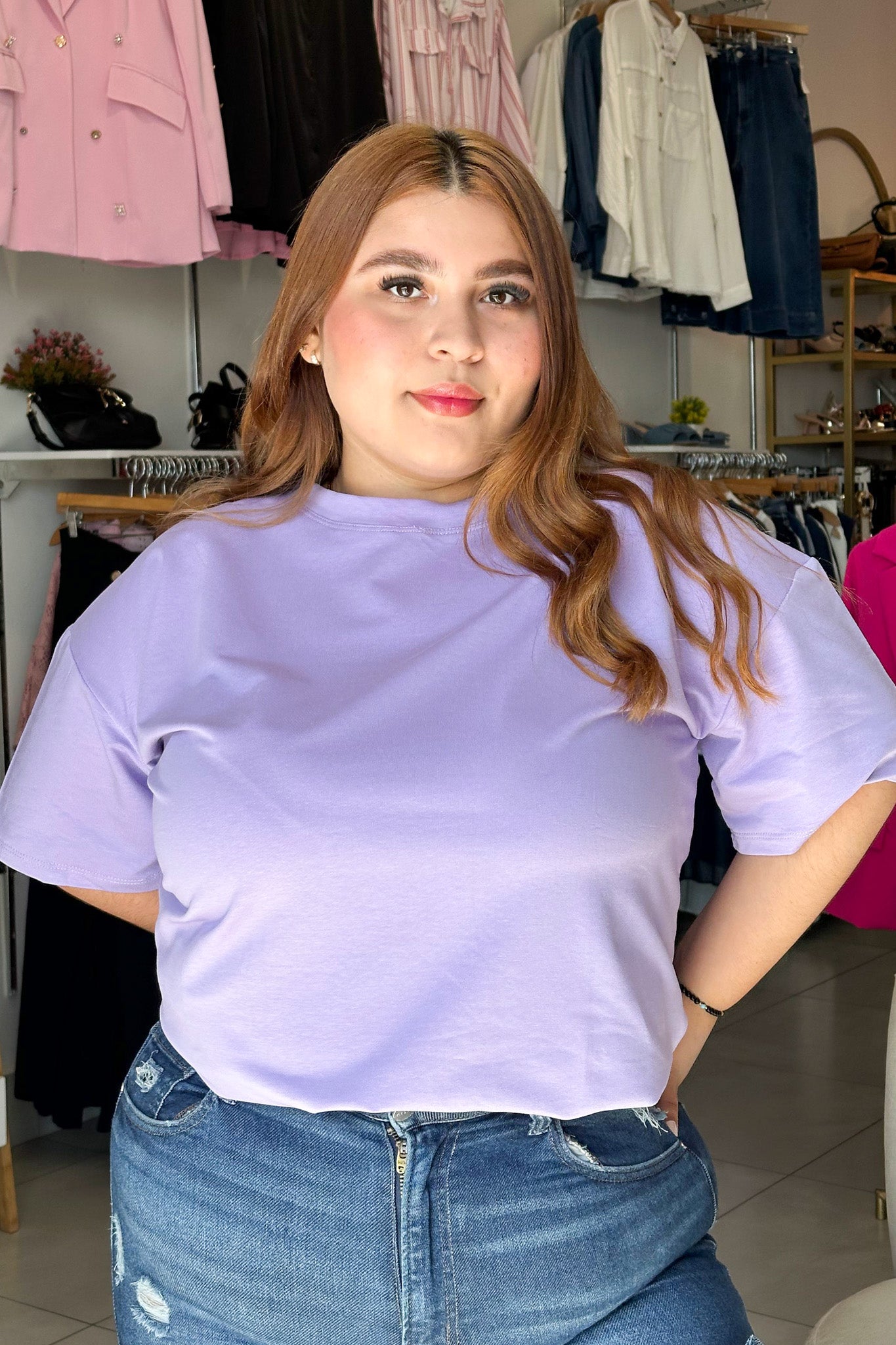 Modelo plus size usando playera oversize básica de algodón stretch, talla extra