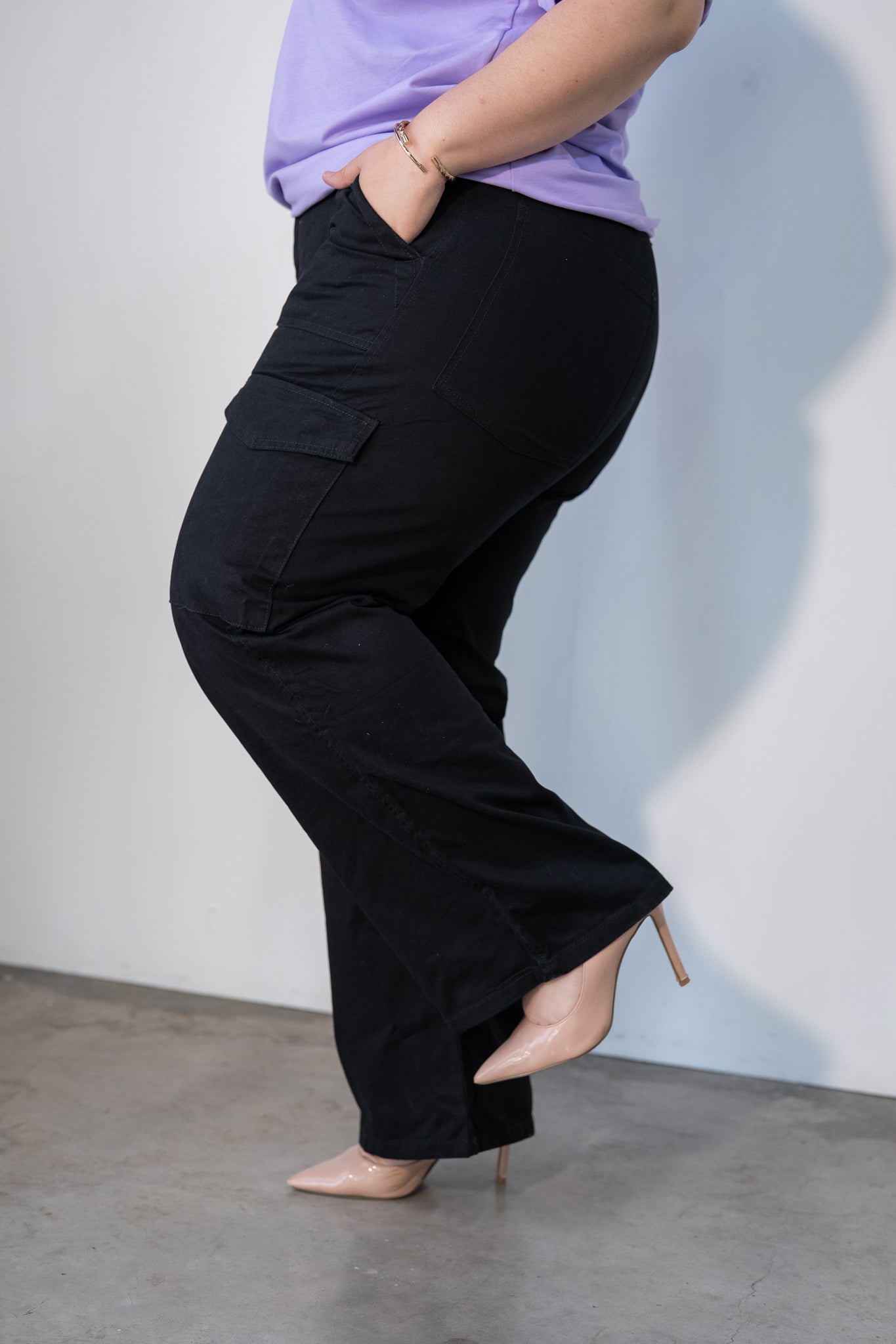 Pantalón Curvy Cargo Negro Tiro Alto Bolsillos Casual Edge