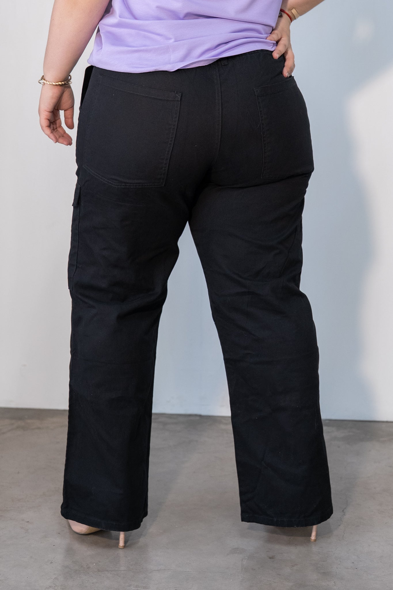 Pantalón Curvy Cargo Negro Tiro Alto Bolsillos Casual Edge