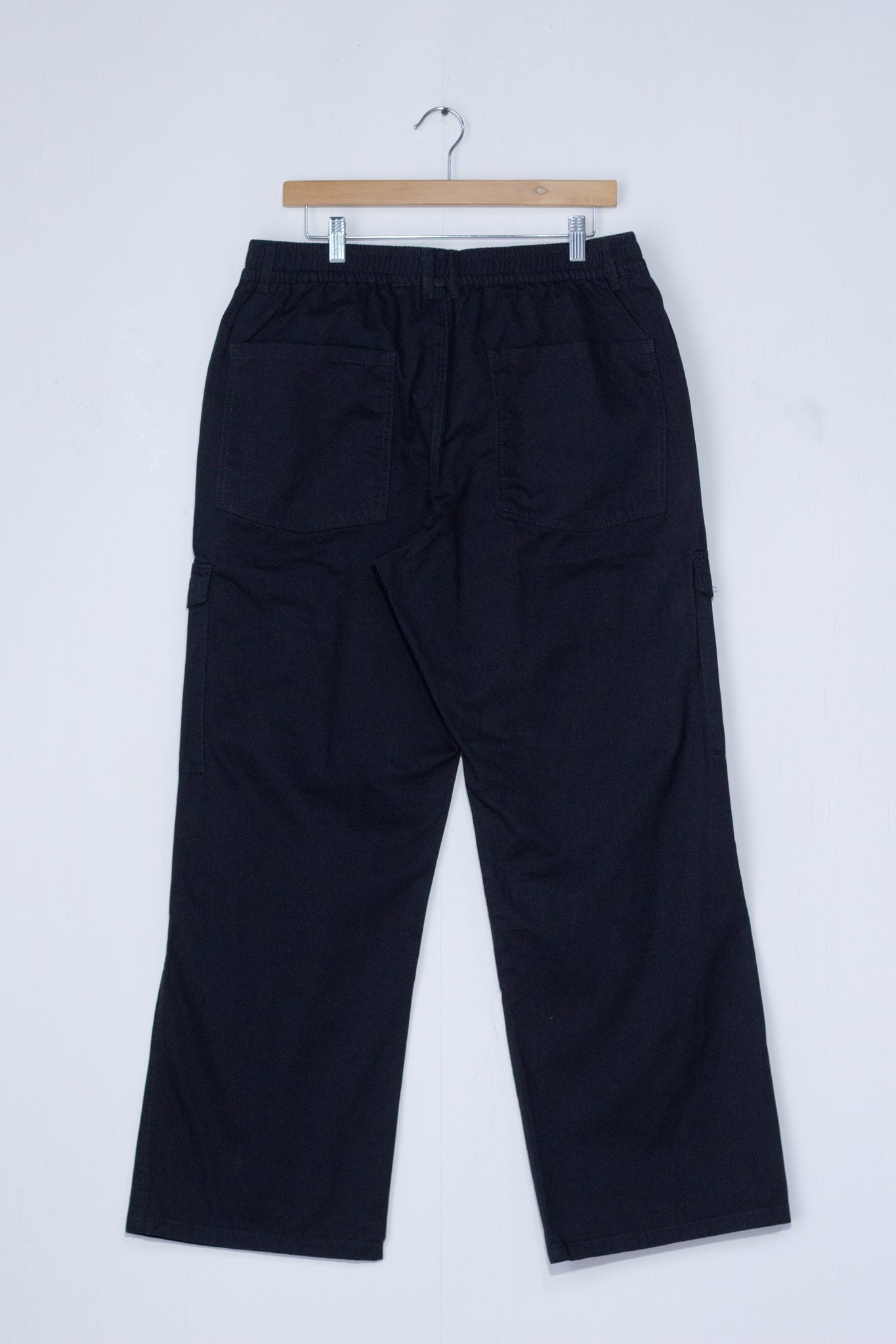 Pantalón Curvy Cargo Negro Tiro Alto Bolsillos Casual Edge
