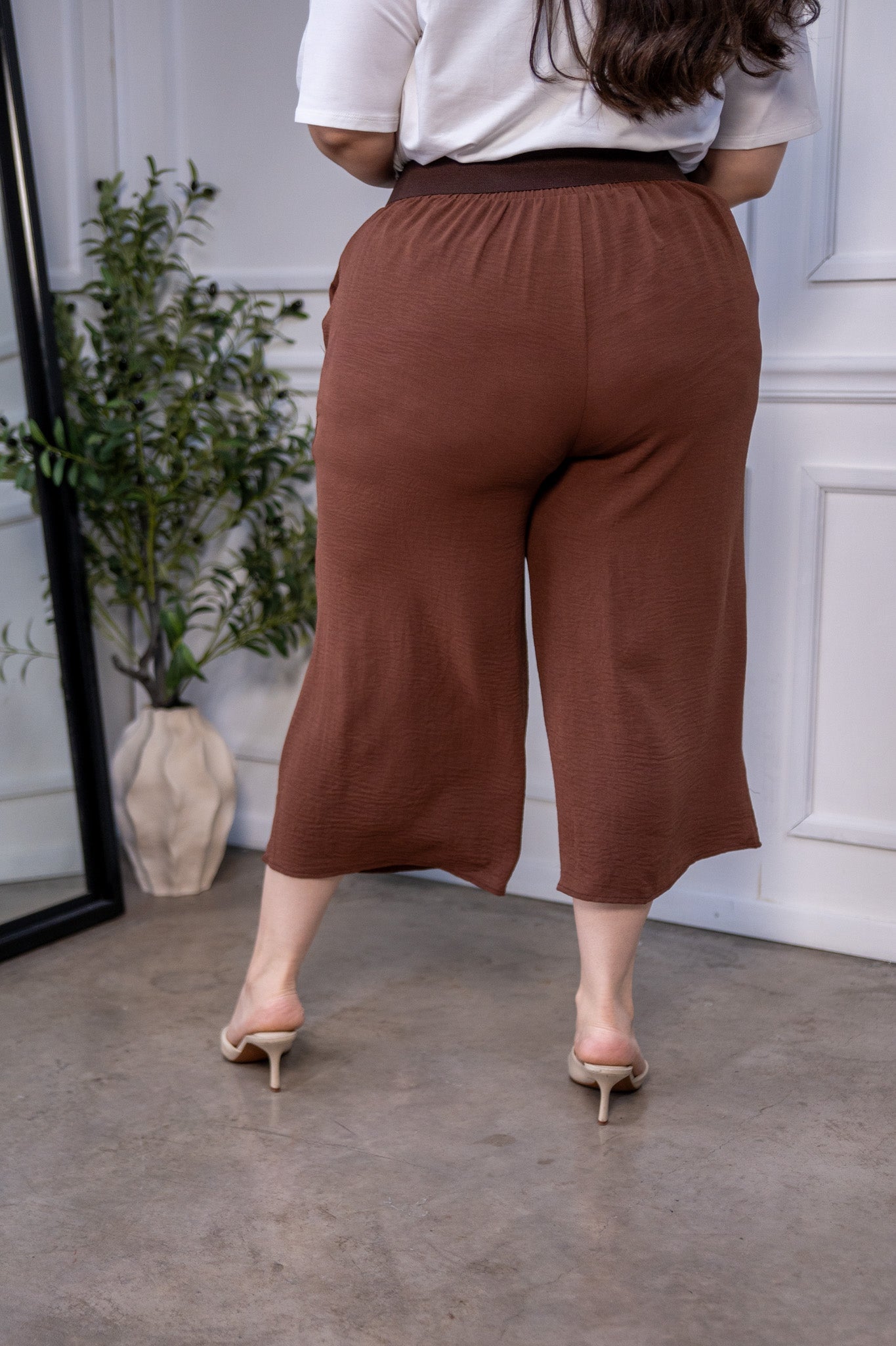 Bermuda Curvy Larga Cintura Alta Lisa Café Chocolate