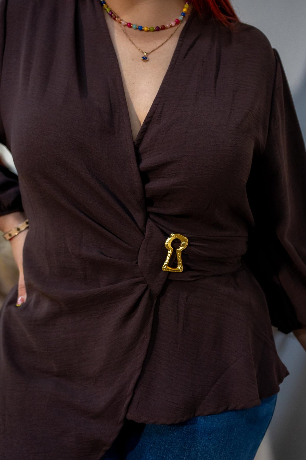 Blusa Curvy Cruzada Lisa Café