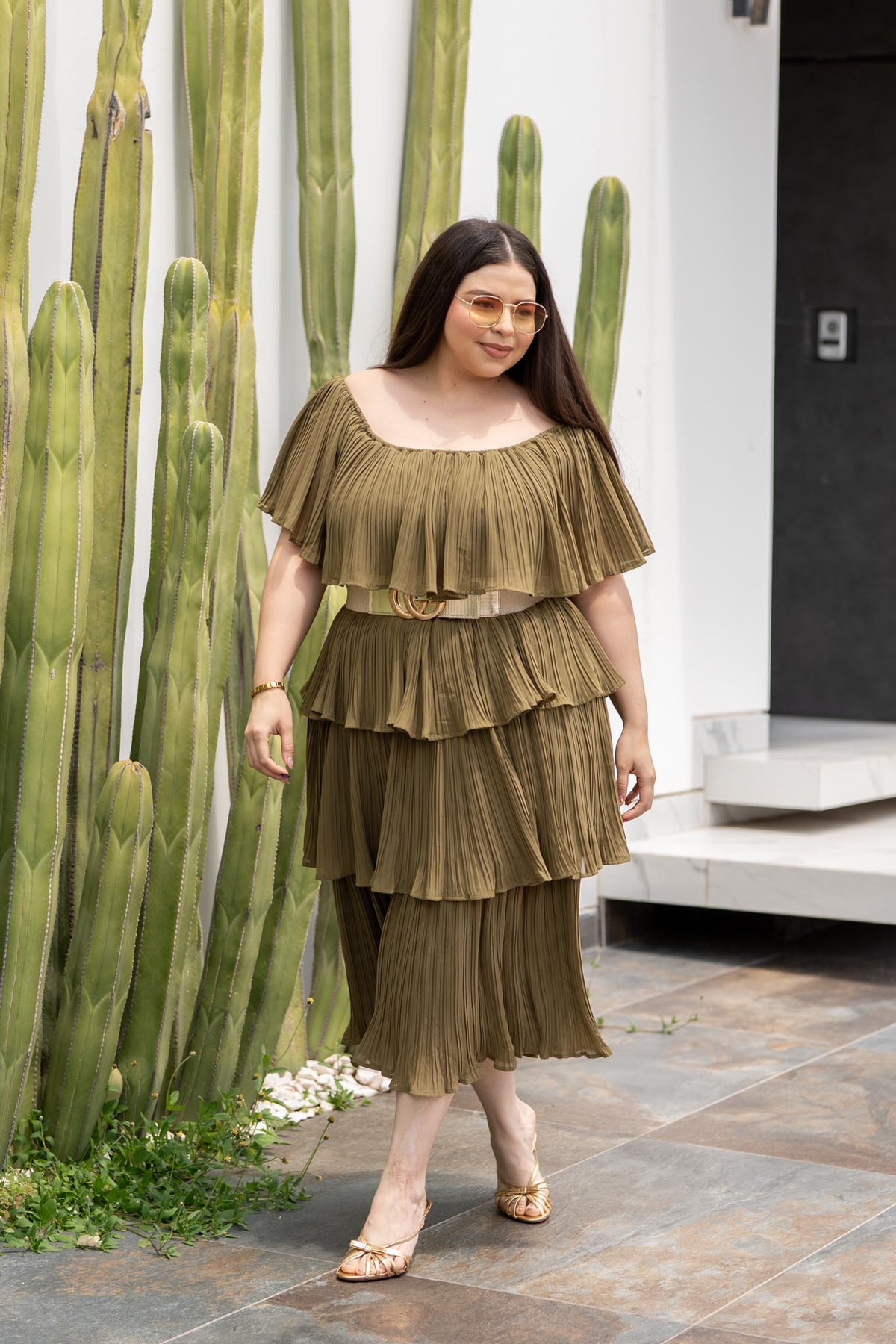 Vestido Midi Off-Shoulder Plisado con Holanes Curvy Olivo