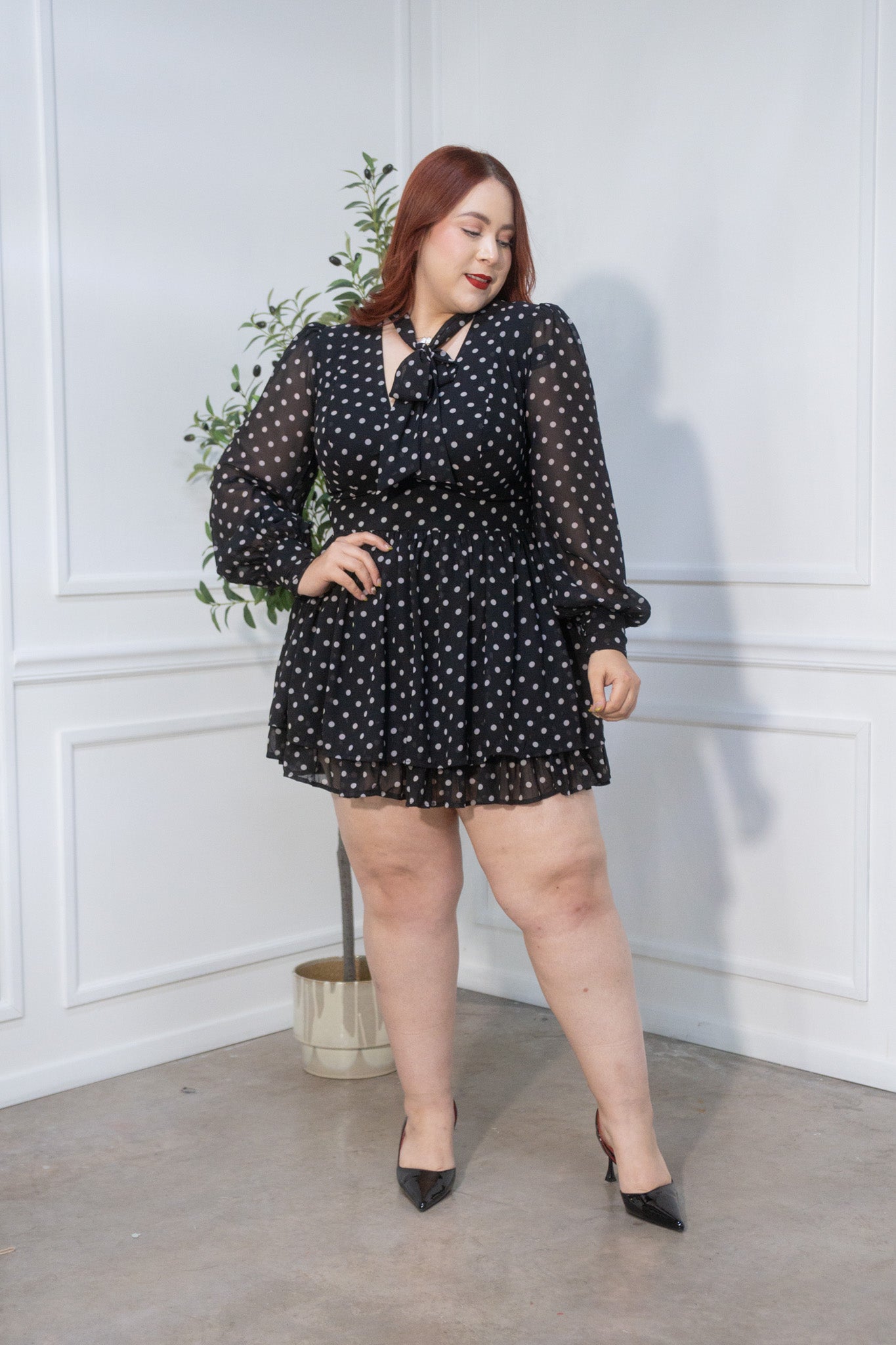 Vestido polka escote negro