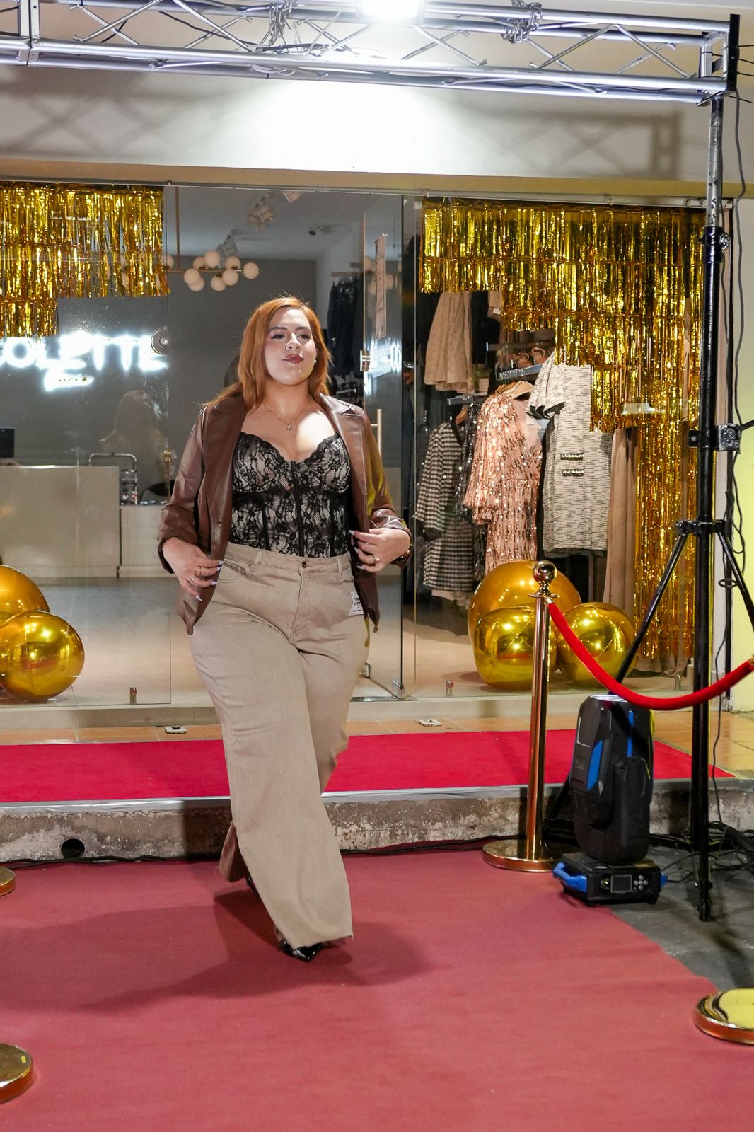 Jeans palazzo con destellos bei