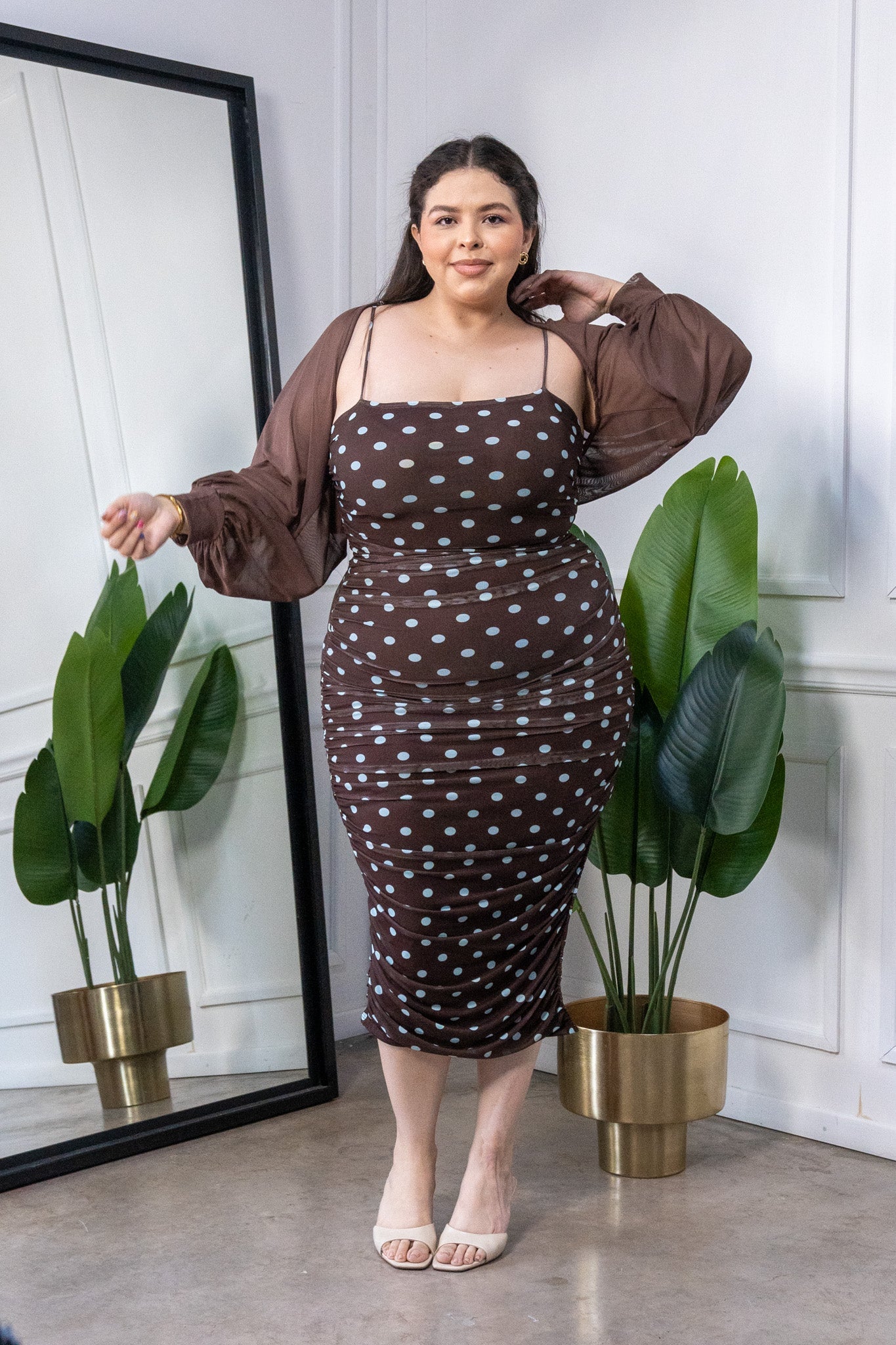 Modelo curvy usando Maxi Vestido Curvy Mesh Polka Dots Cafe, talla extra plus size