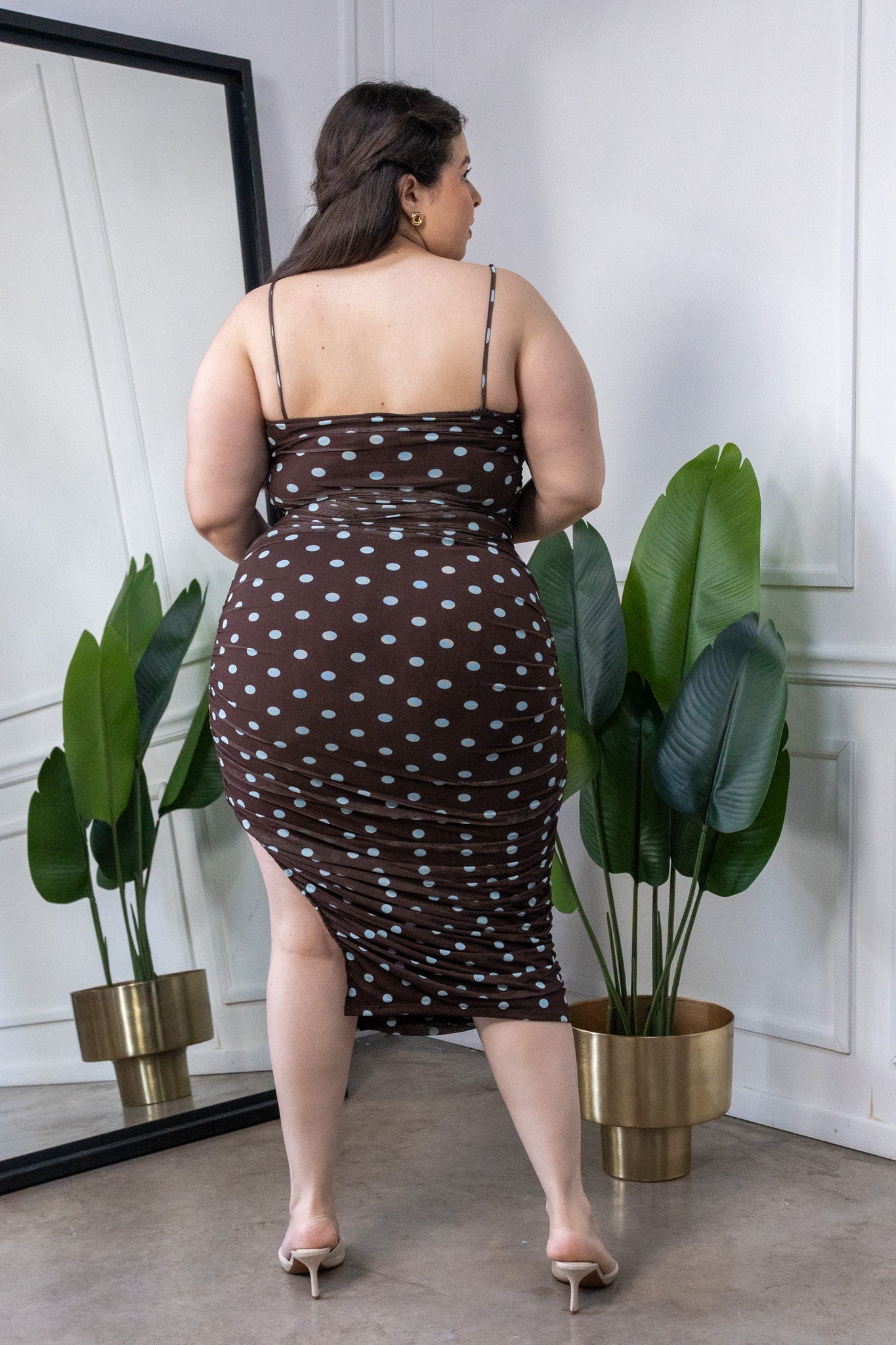 Modelo curvy usando Maxi Vestido Curvy Mesh Polka Dots Cafe, talla extra plus size