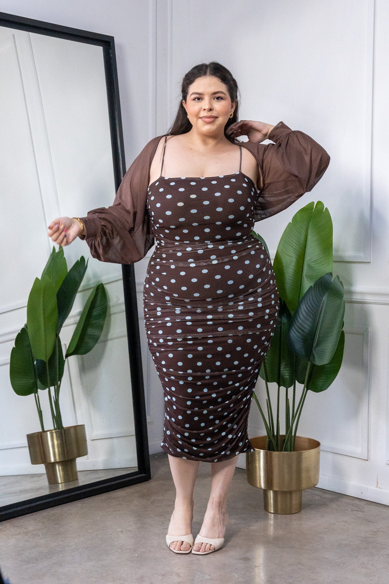 Modelo curvy usando Blusa Curvy Tipo Bolero Mesh Cafe, talla extra plus size