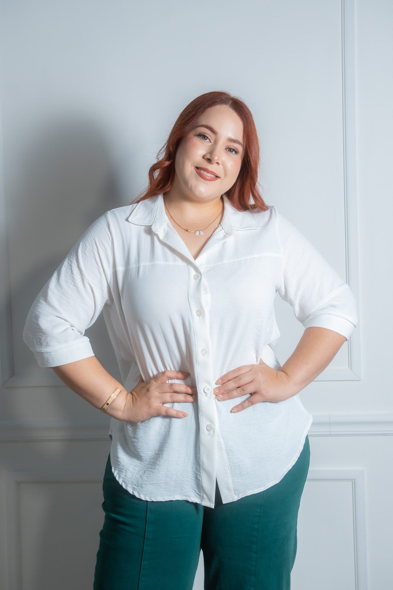 Modelo curvy usando camisa lisa manga 3/4 en blanco, talla extra plus size