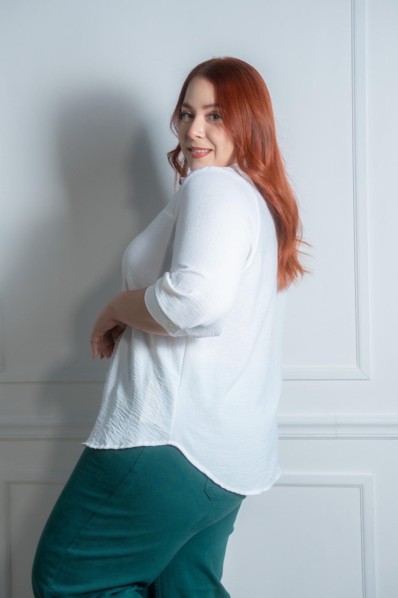 Camisa Curvy Lisa Manga 3/4 Blanco y Verde Versátil Oficina