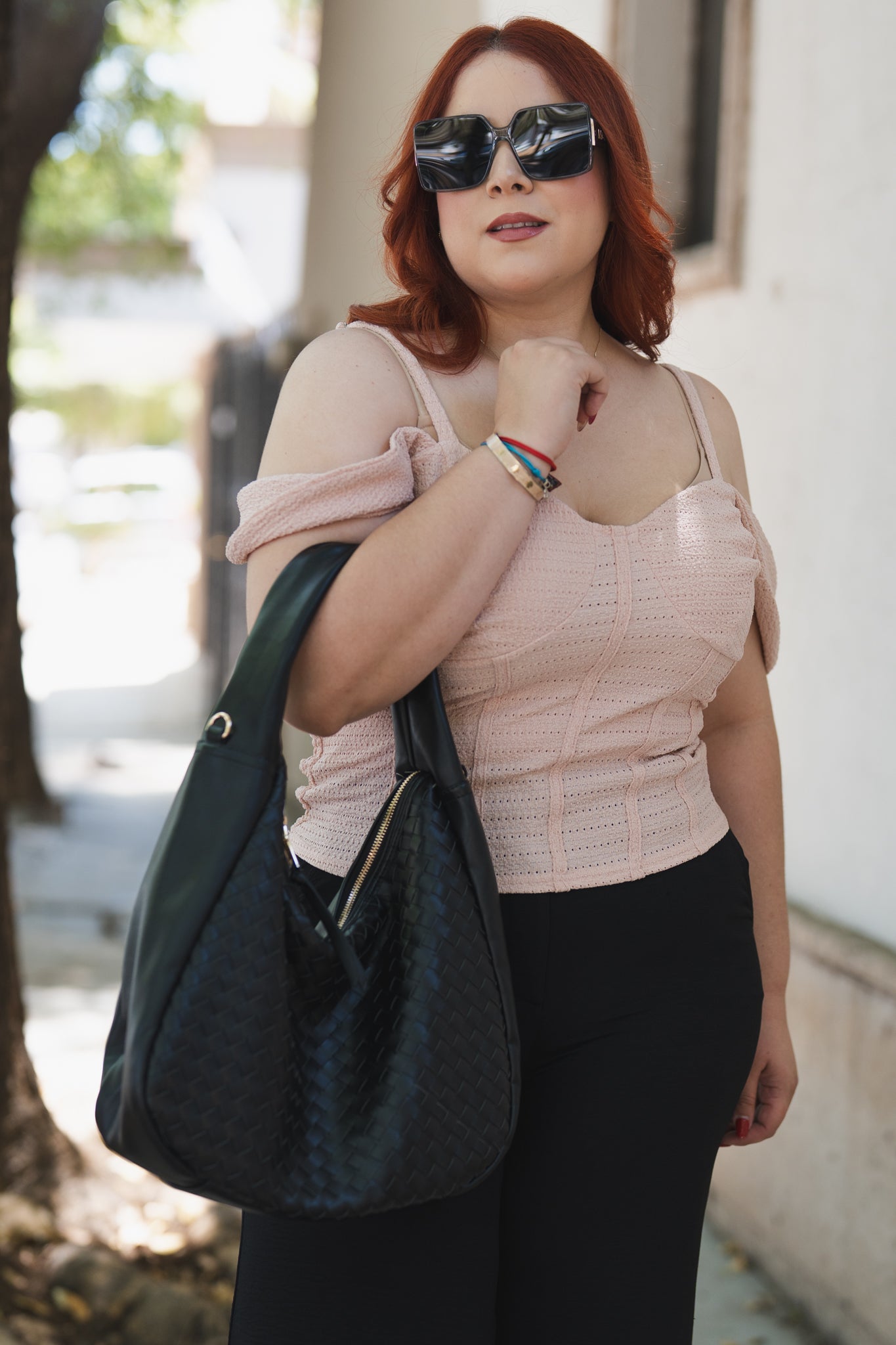 Blusa crop off shoulder rosa