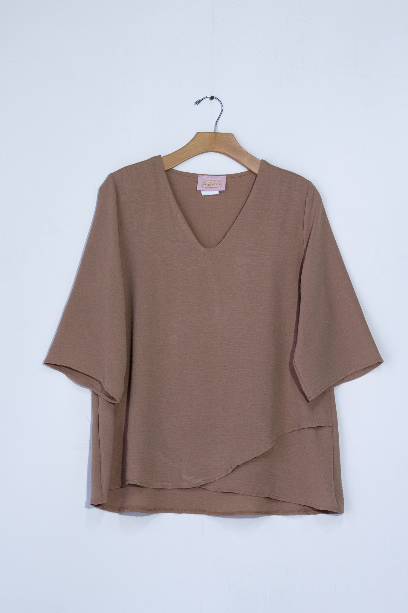 Blusa lisa cuello V cafe