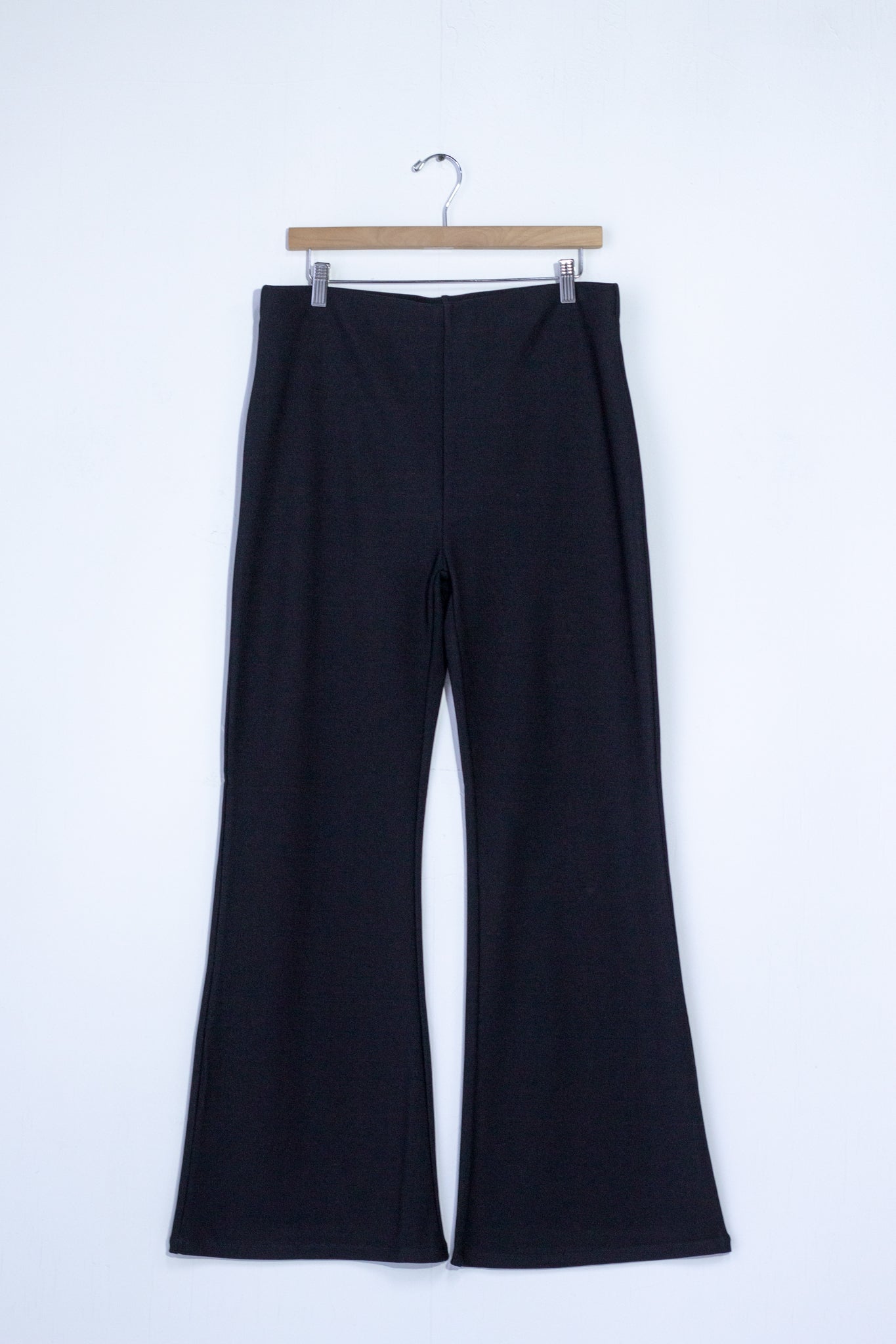 Pantalon tipo leggin campana negro