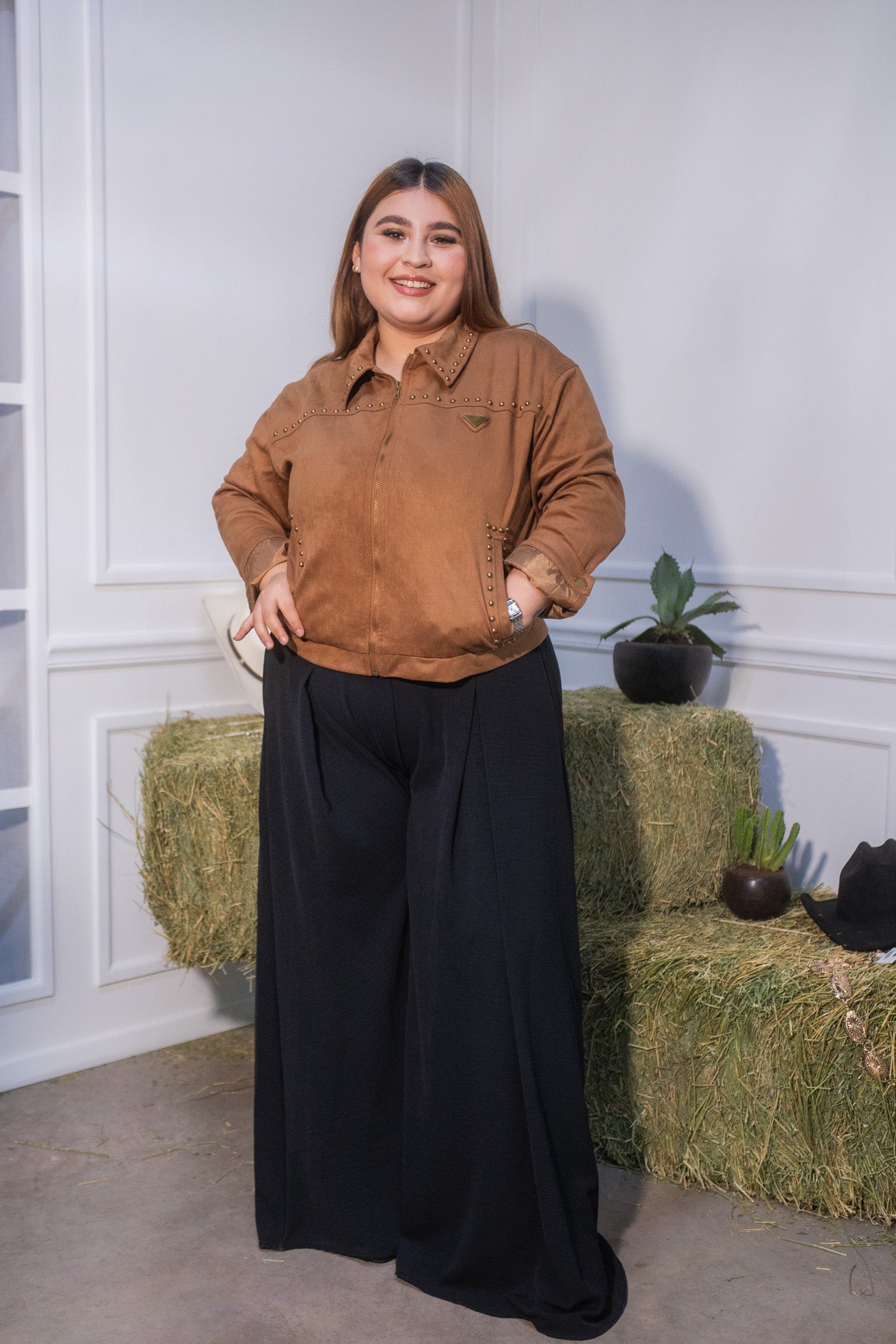 Chamarra gamuza con estoperoles cafe