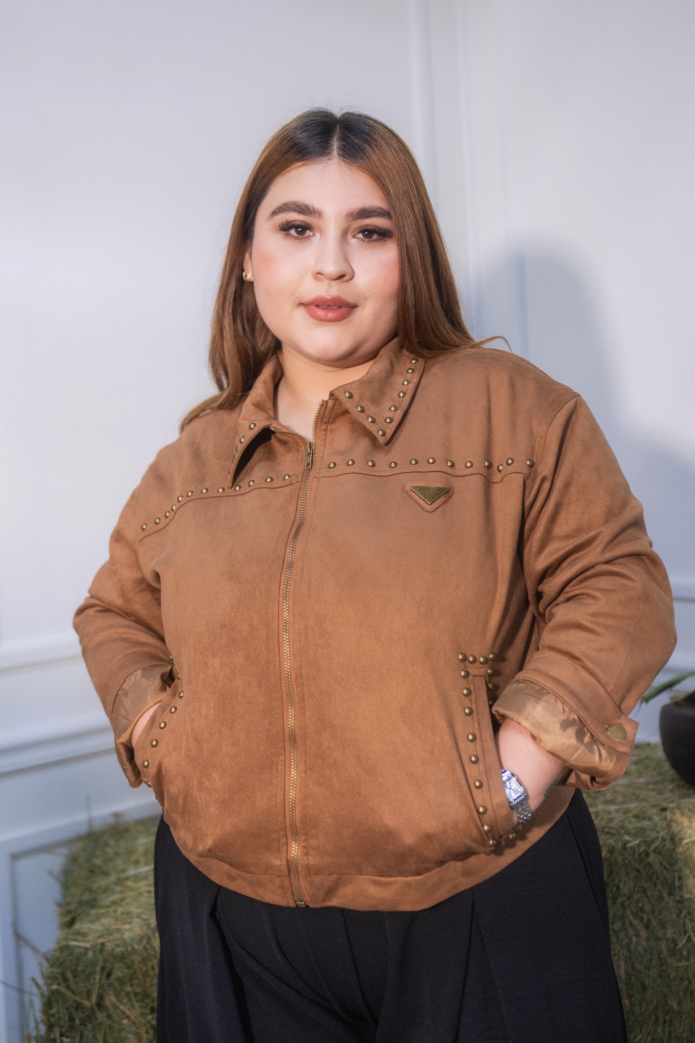 Chamarra gamuza con estoperoles cafe