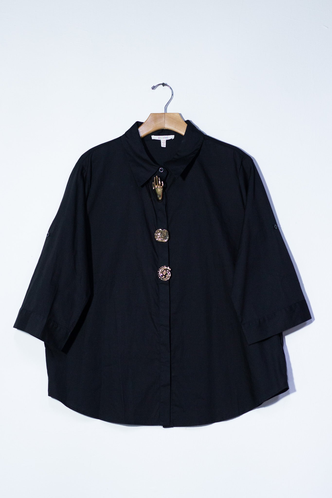 Camisa lisa detalles botones