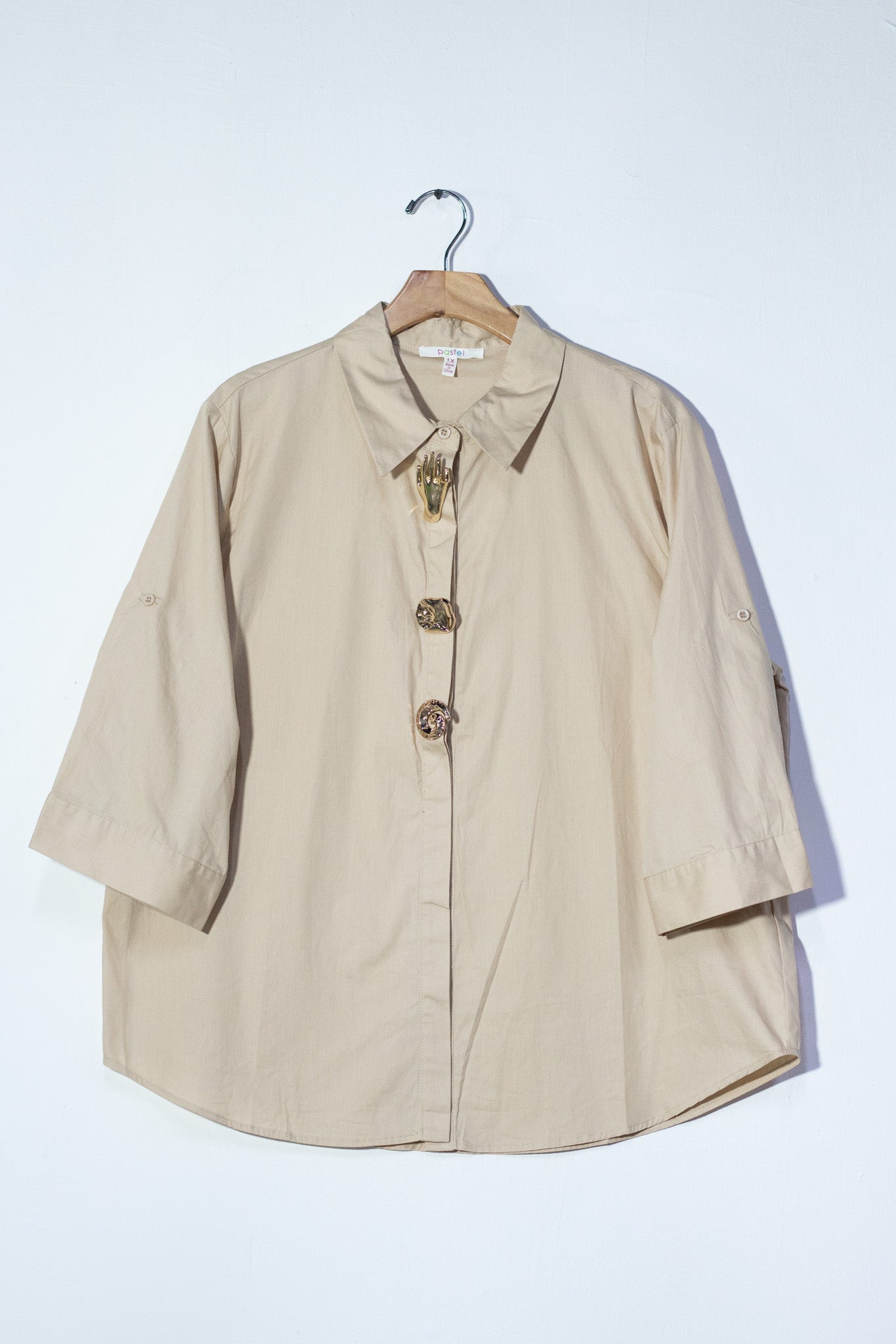 Camisa lisa detalles botones