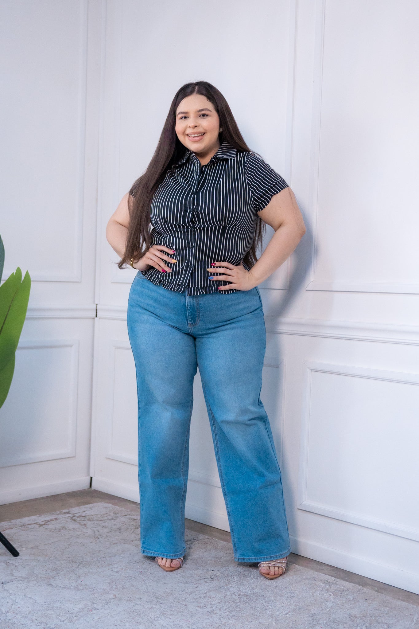 Camisa con rayas y elástico atrás para un look de oficina chic.