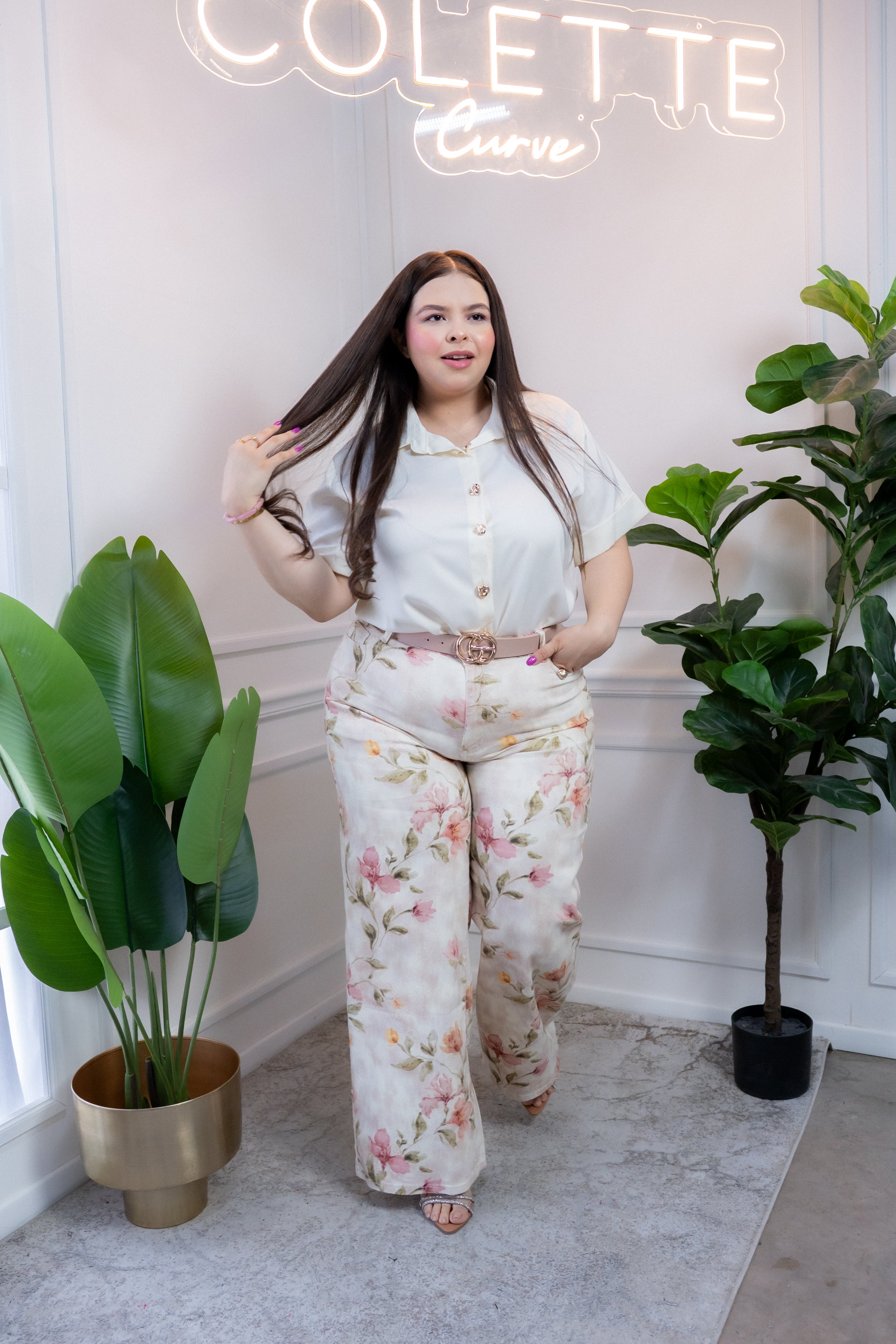 Camisa Curvy Satín Ivory con Botones Dorados Manga Corta