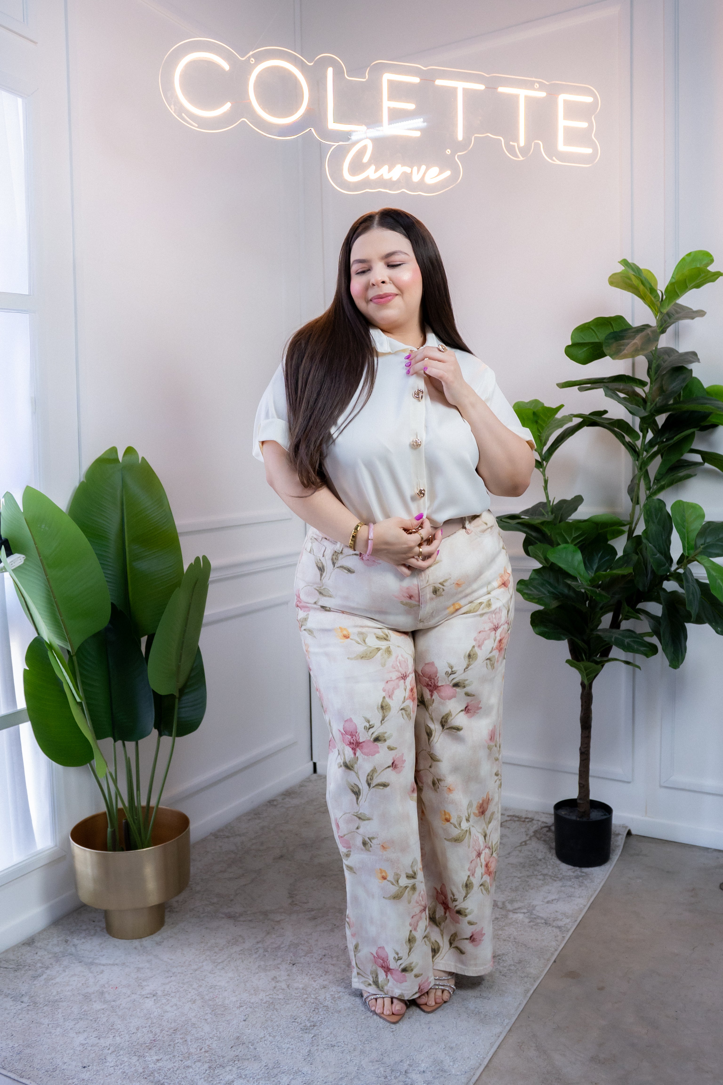 Camisa Curvy Satín Ivory con Botones Dorados Manga Corta
