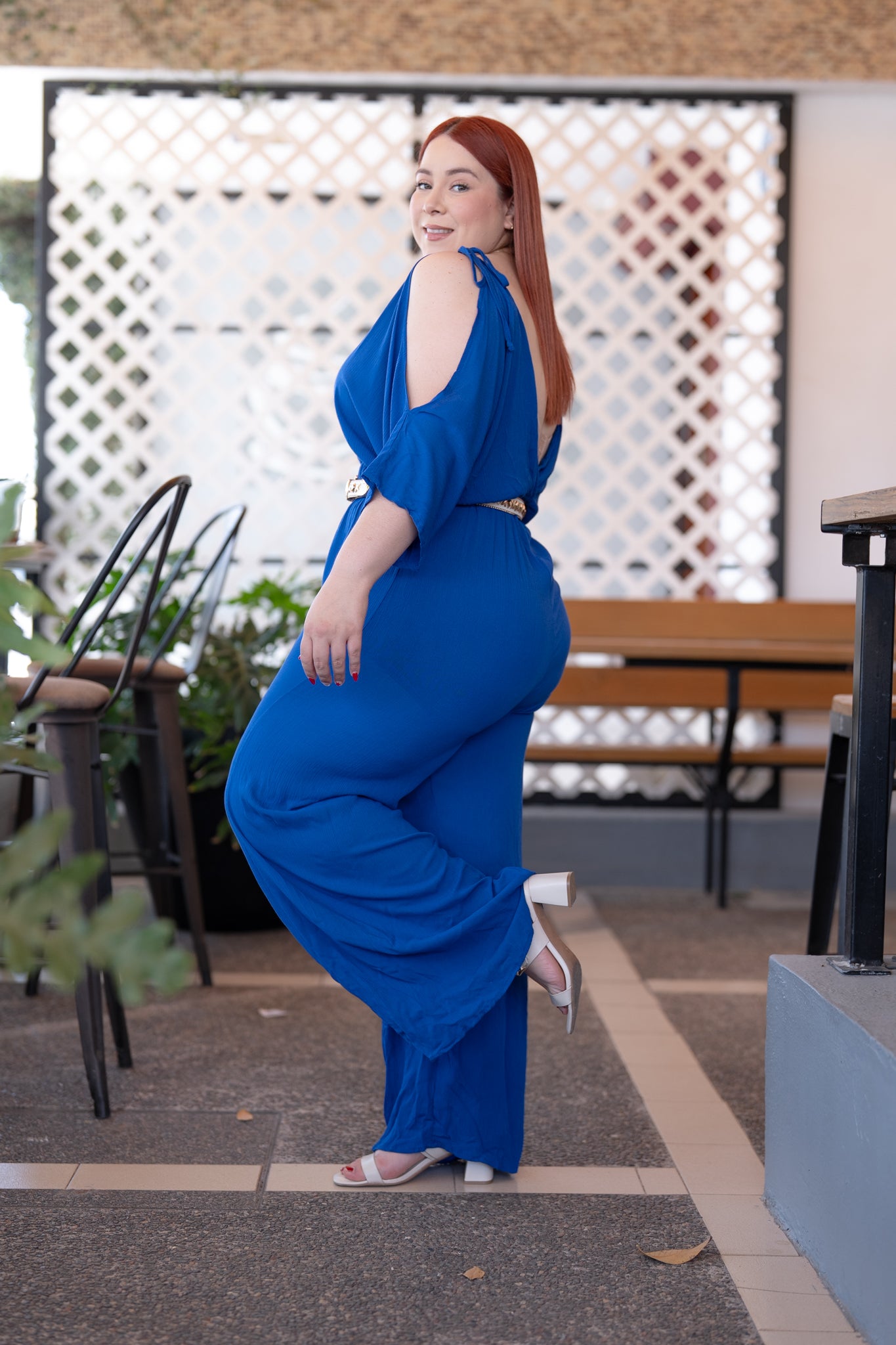 Modelo curvy usando jumper con manga kimón en azul rey, talla extra plus size elegante