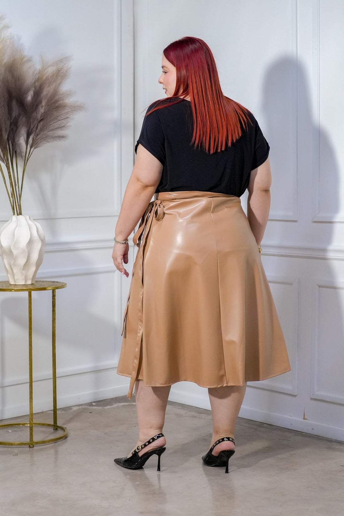 Falda Curvy Midi Envolvente Cuero Beige
