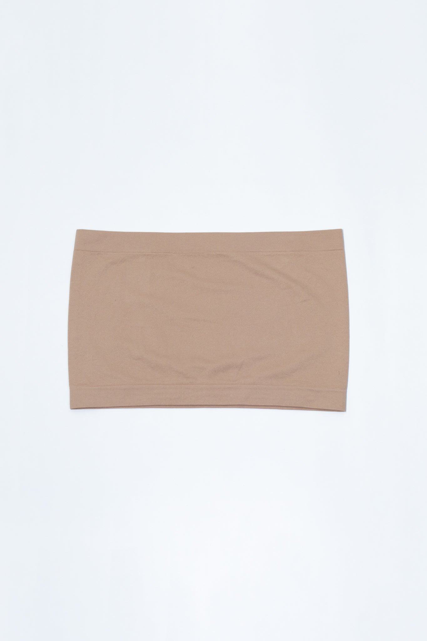 Modelo curvy usando top strapless de algodón con lycra que sostiene sin apretar, tallas extras plus size
