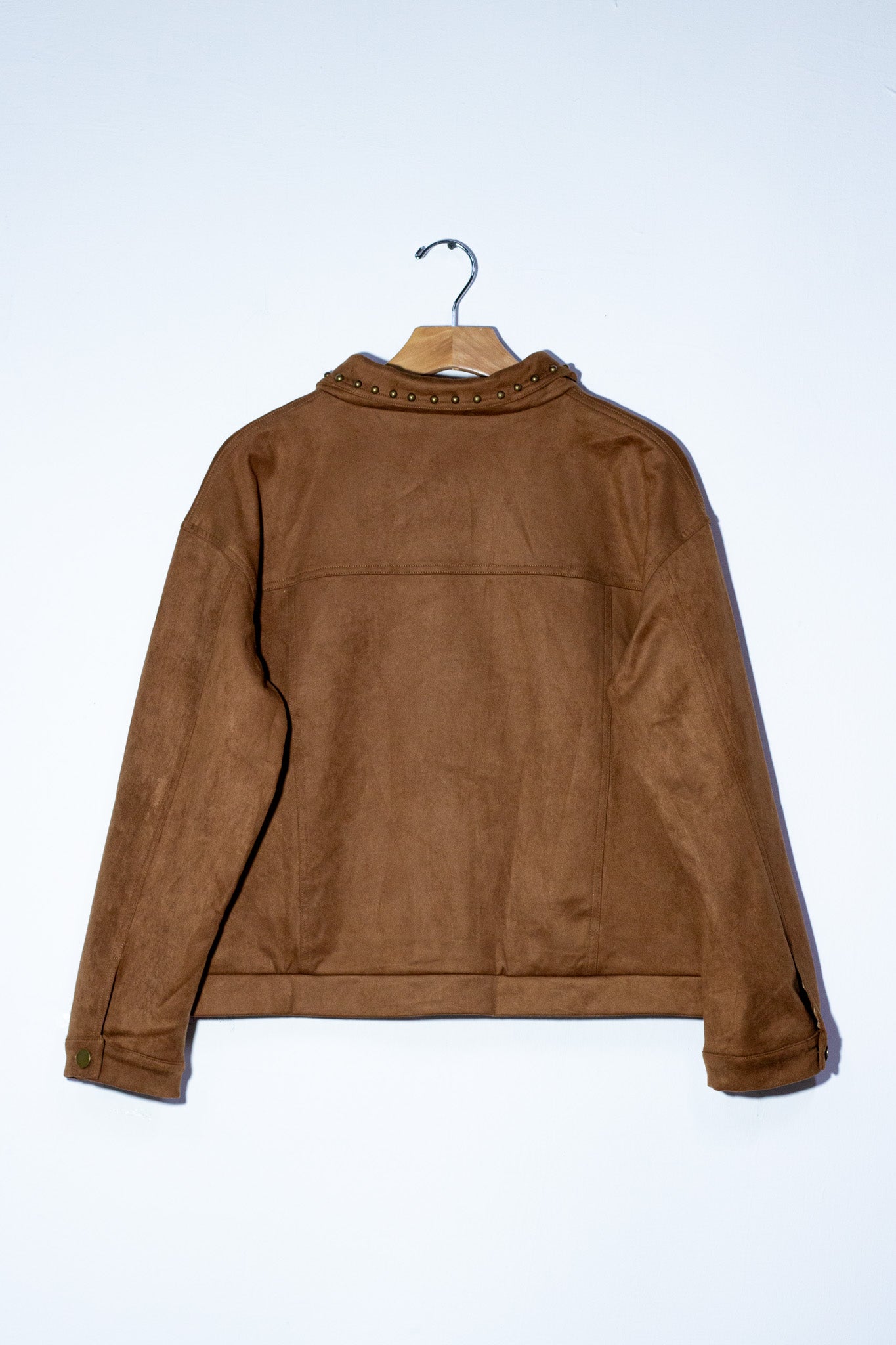 Chamarra gamuza con estoperoles cafe