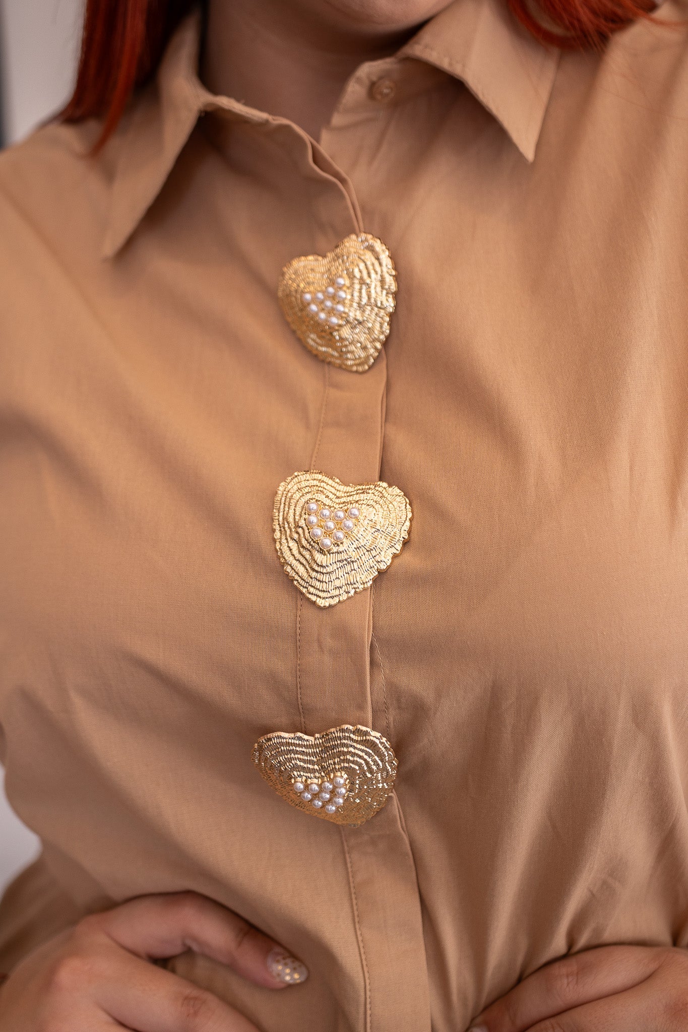 Camisa Curvy Lisa Detalle Botones Dorados Manga Larga Beige