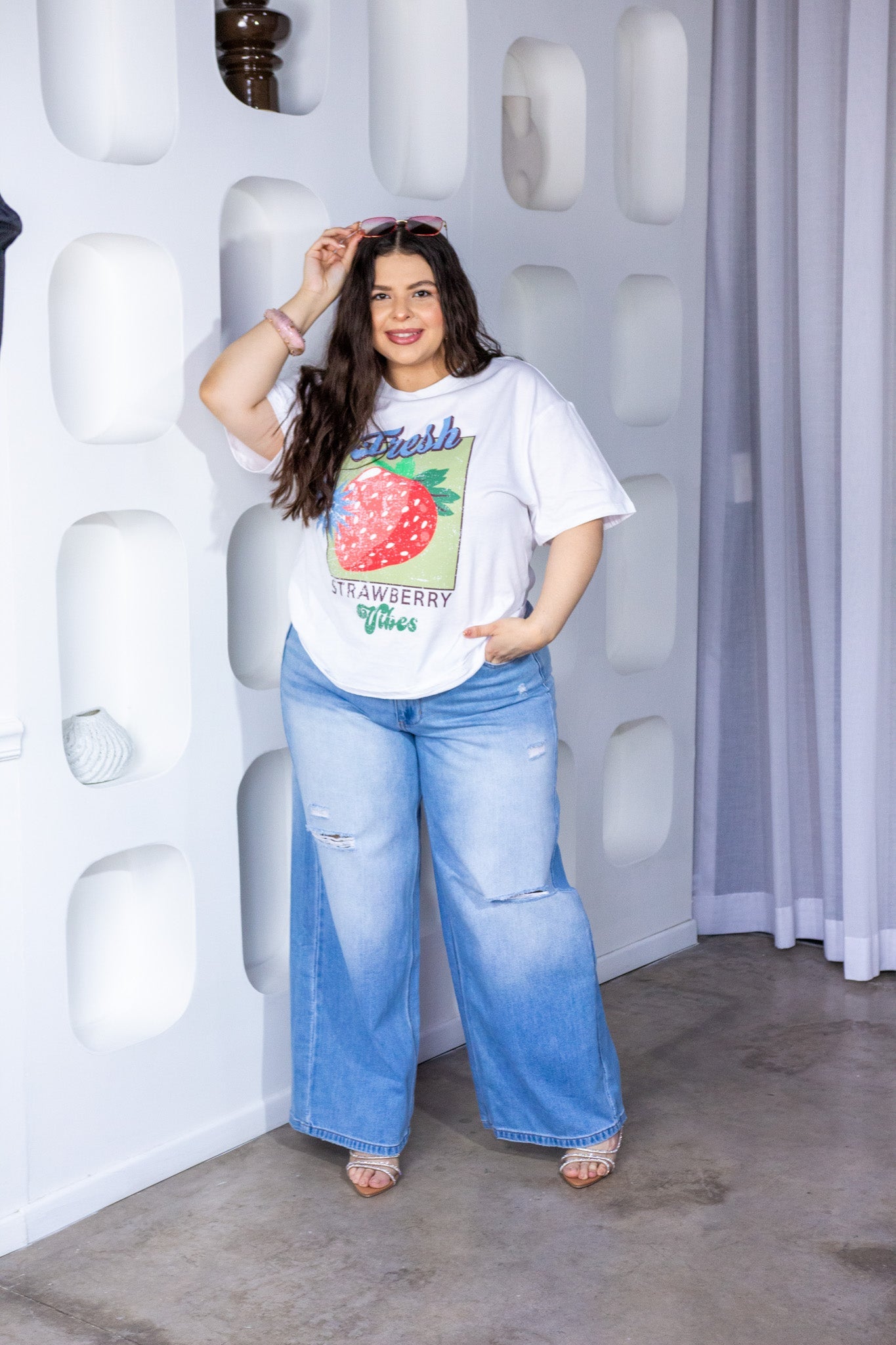 Playera Curvy Oversize Fresh Strawberry Vibes Blanco