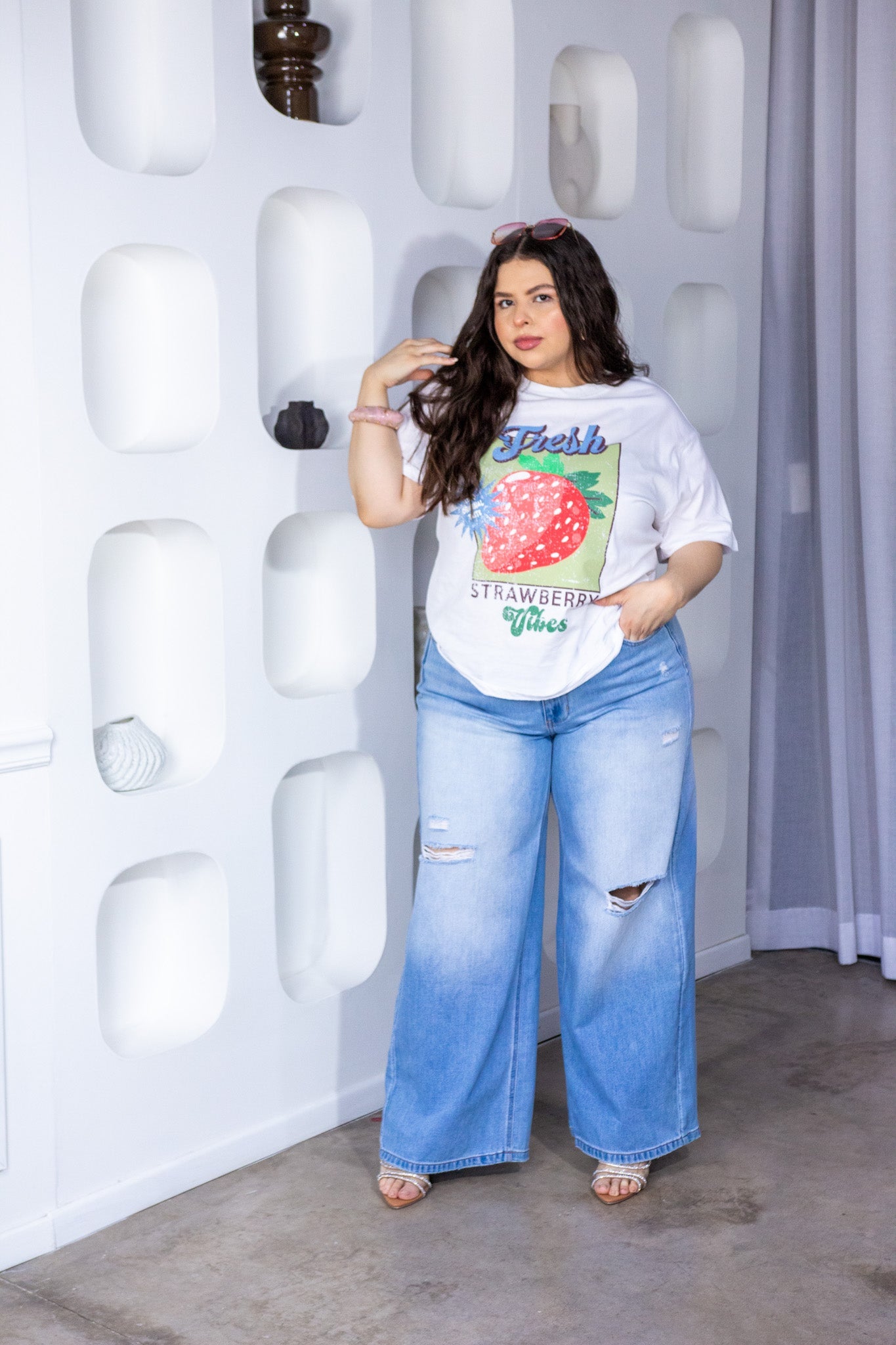 Playera Curvy Oversize Fresh Strawberry Vibes Blanco