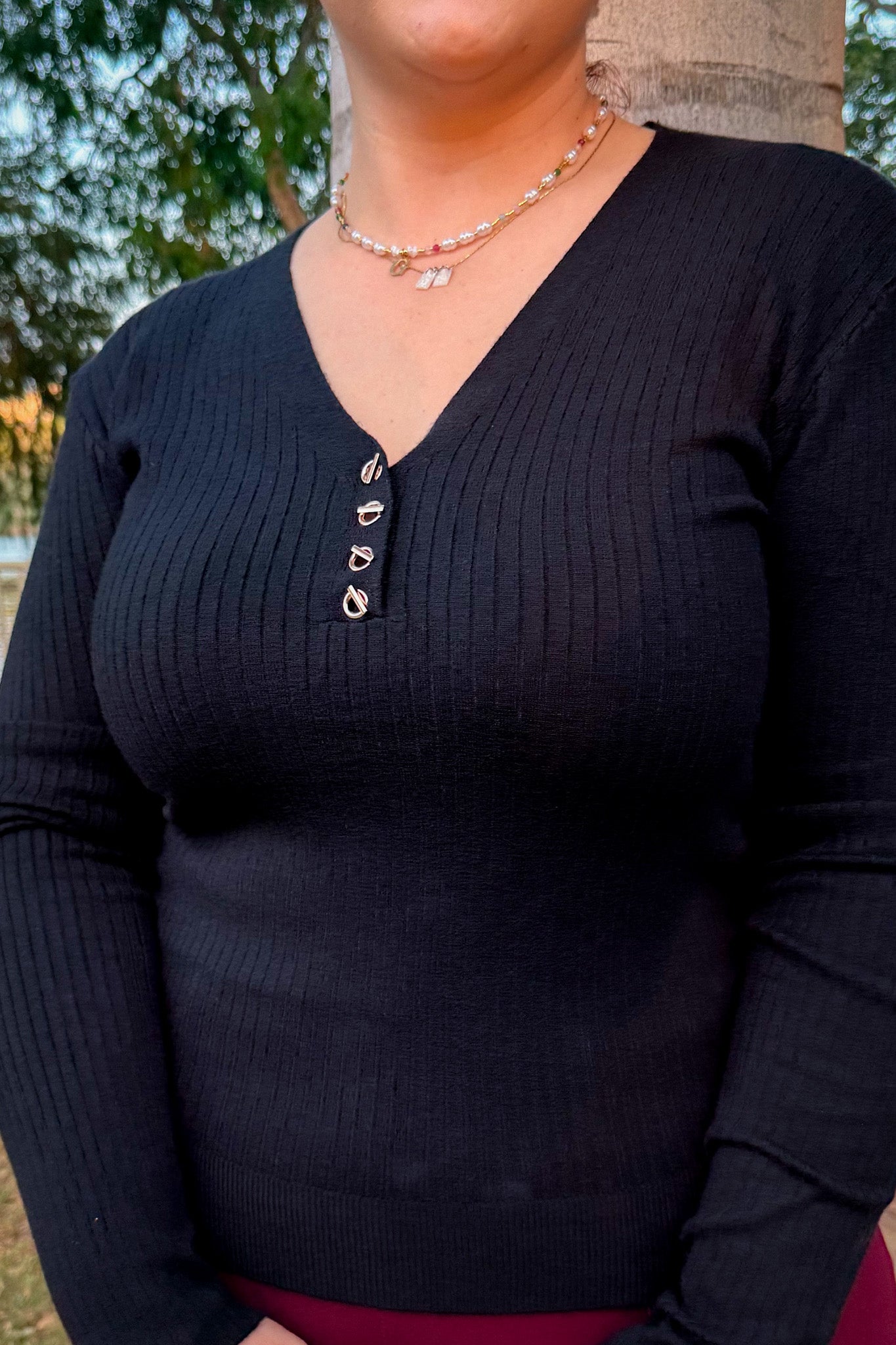 Blusa cuello V c/botones negra