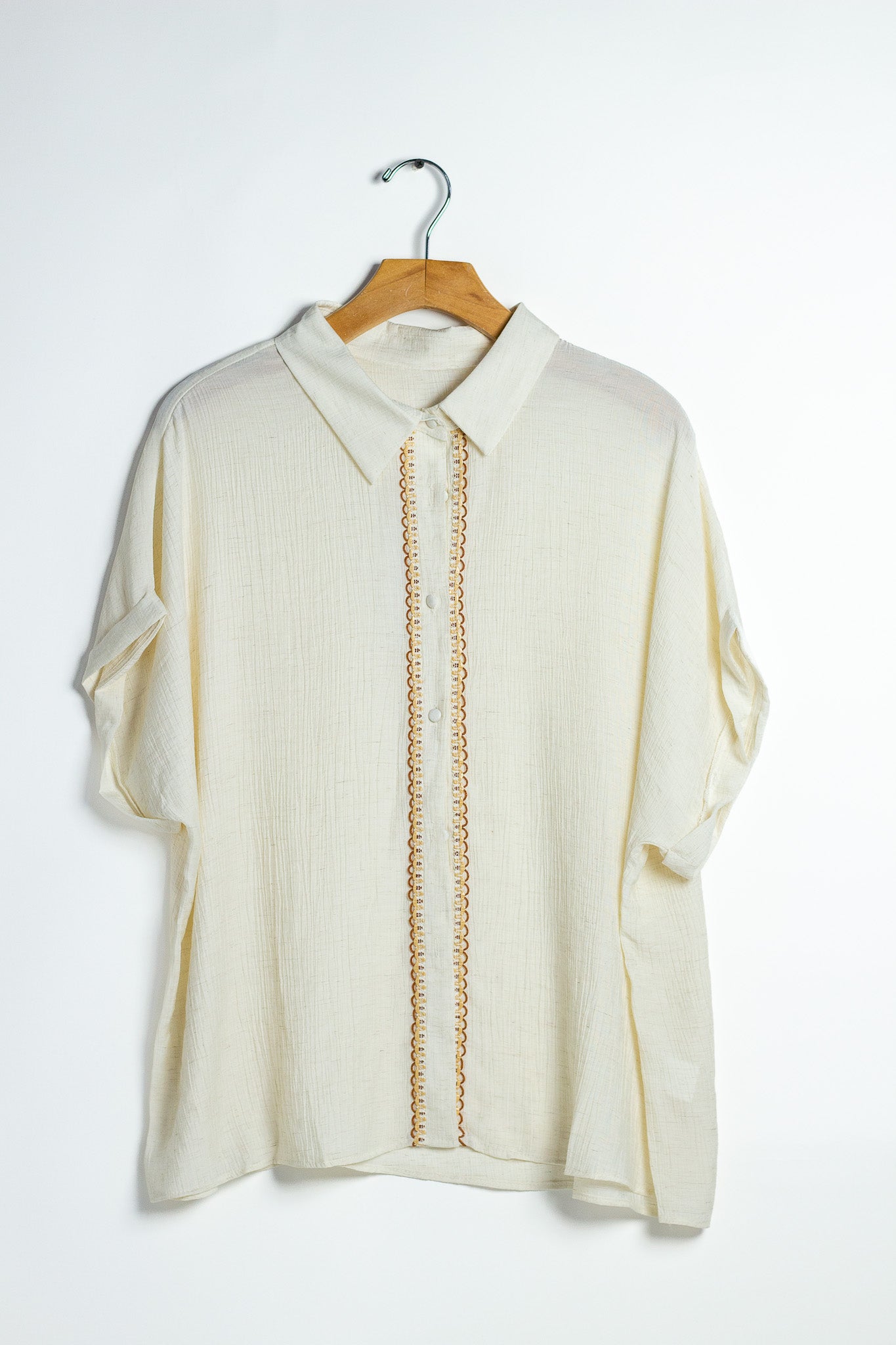 Camisa Curvy Lino Manga Corta Bordado Galon Placket Ivory