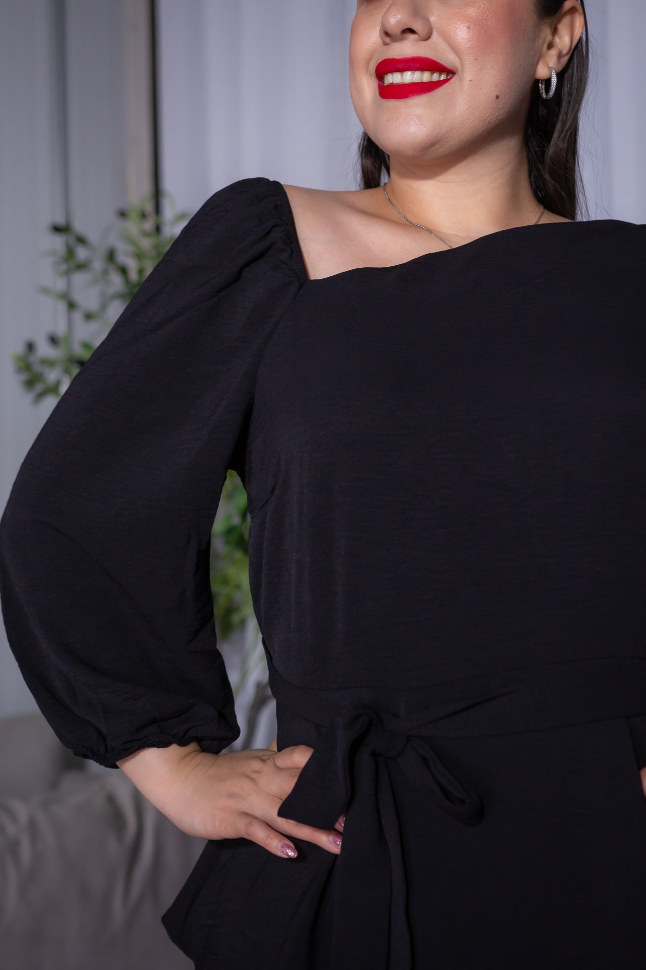 Blusa Asimétrica Negra con Cinturón