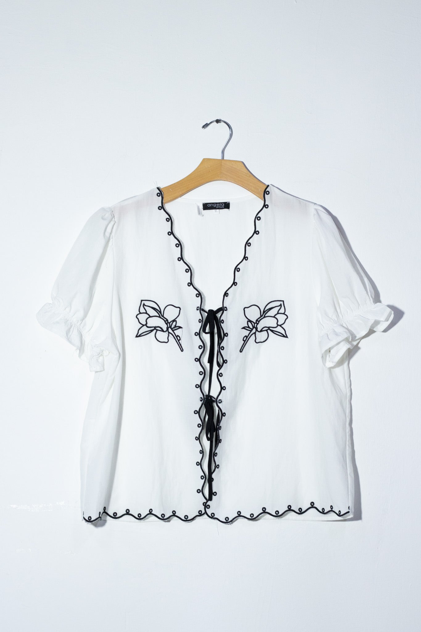 Blusa detalles bordados blanca