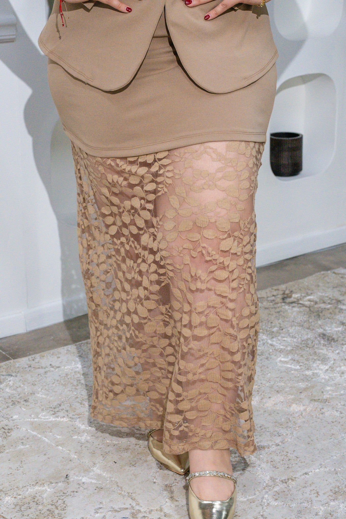 Vestido con encaje y chaleco bei