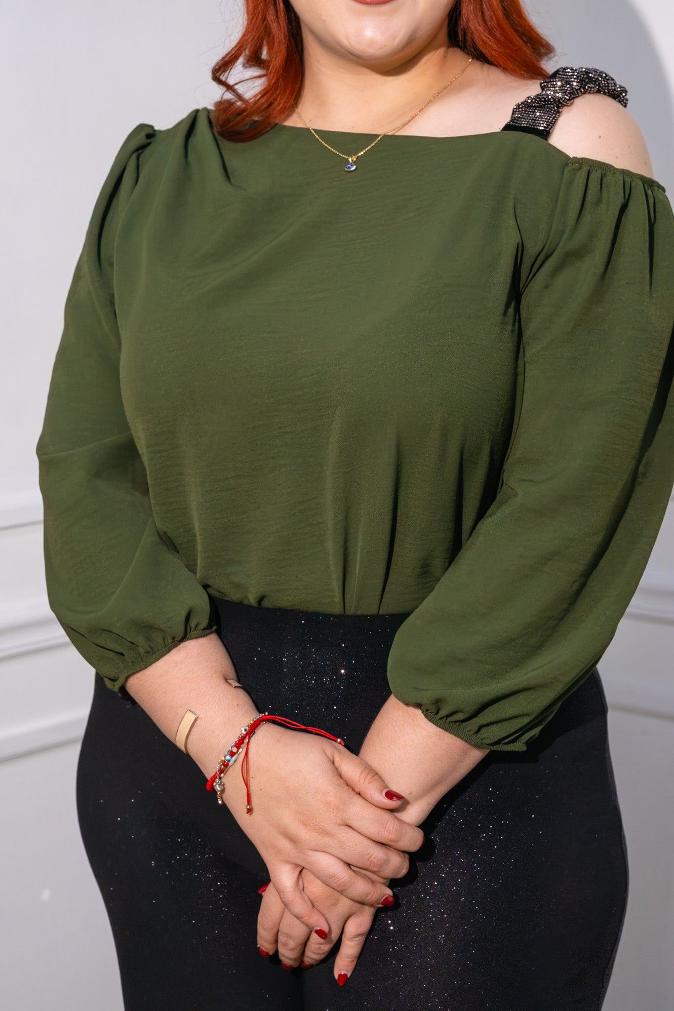 Blusa one shoulder con brillos olivo