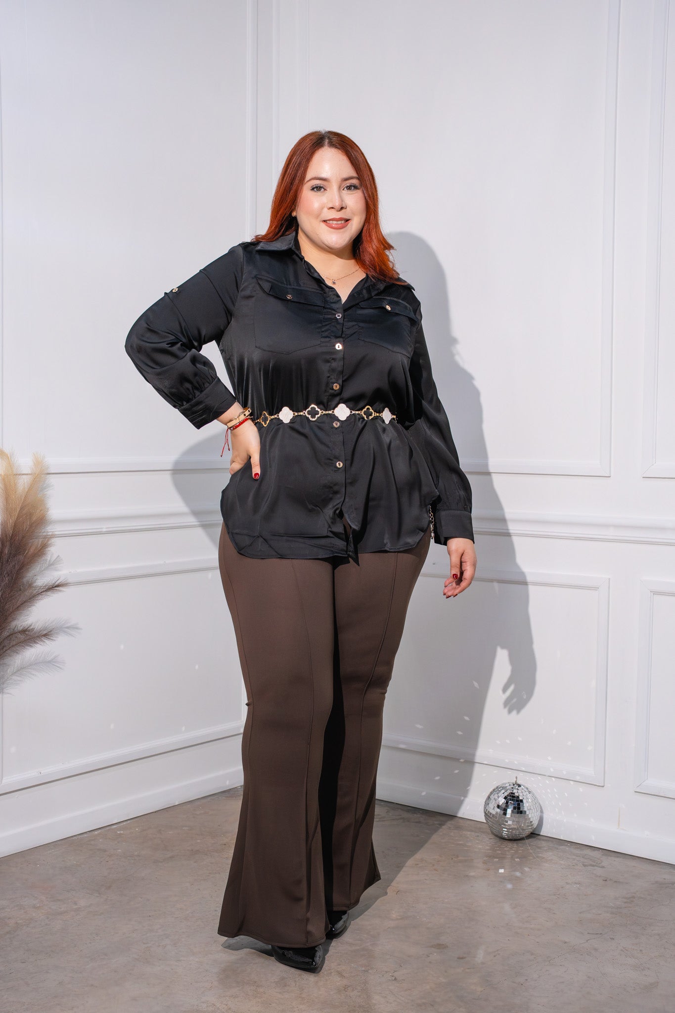 Camisa satin con bolsas negras