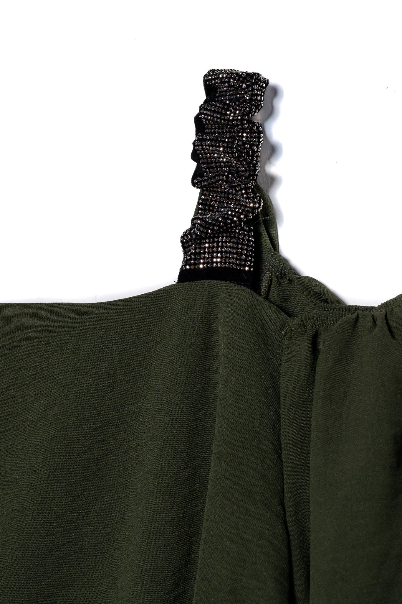 Blusa one shoulder con brillos olivo