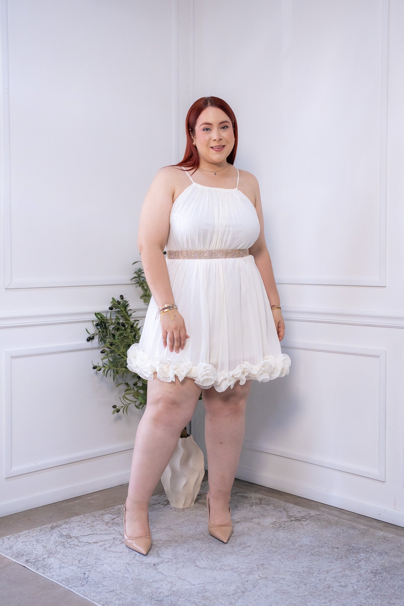 Vestido coqueto de gasa pliegues con forro. Sin mangas. Adecuado para bautizos, boda o jardín.