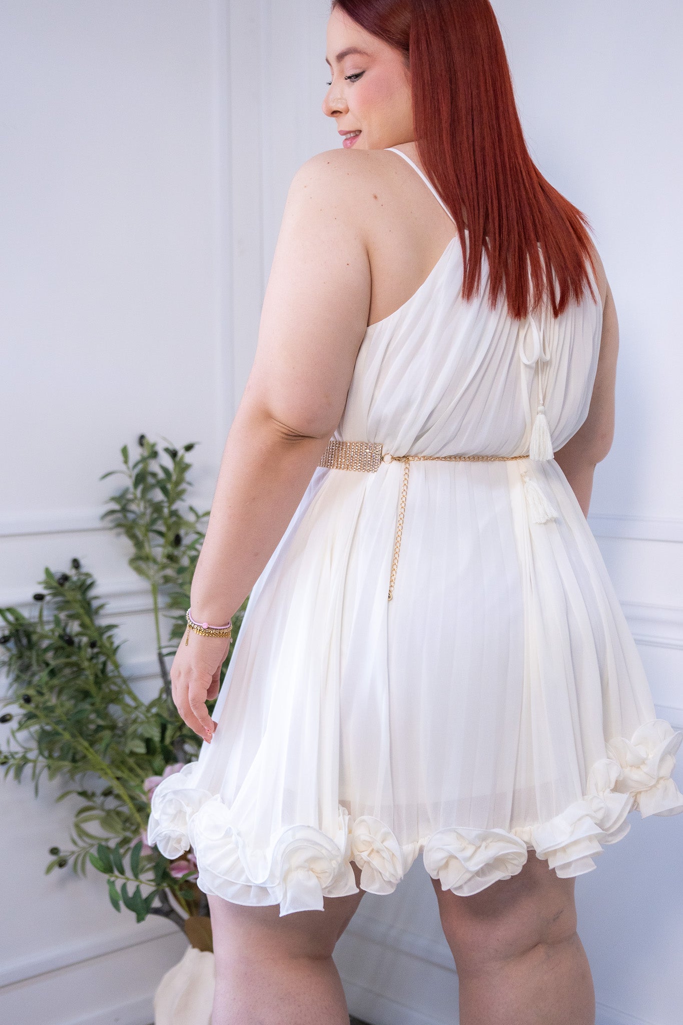 Vestido coqueto de gasa pliegues con forro. Sin mangas. Adecuado para bautizos, boda o jardín.