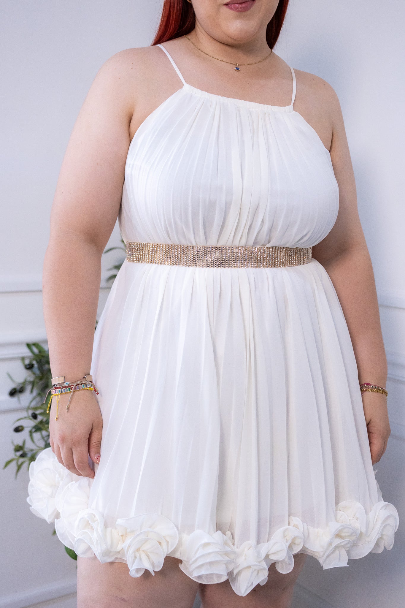 Vestido coqueto de gasa pliegues con forro. Sin mangas. Adecuado para bautizos, boda o jardín.