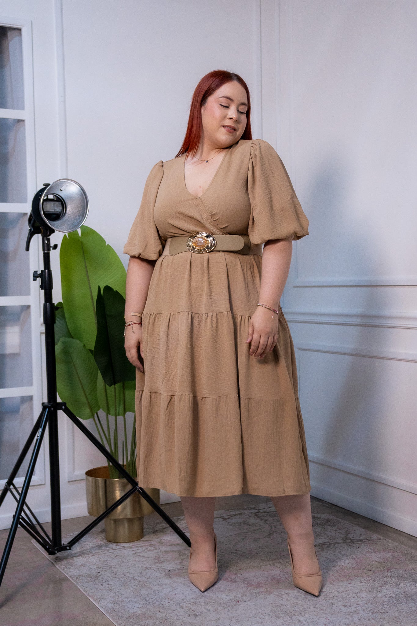 Vestido elegante y femenino, diseño fluido y ligero crea una silueta favorecedora, ideal para looks de verano, vacaciones o eventos.