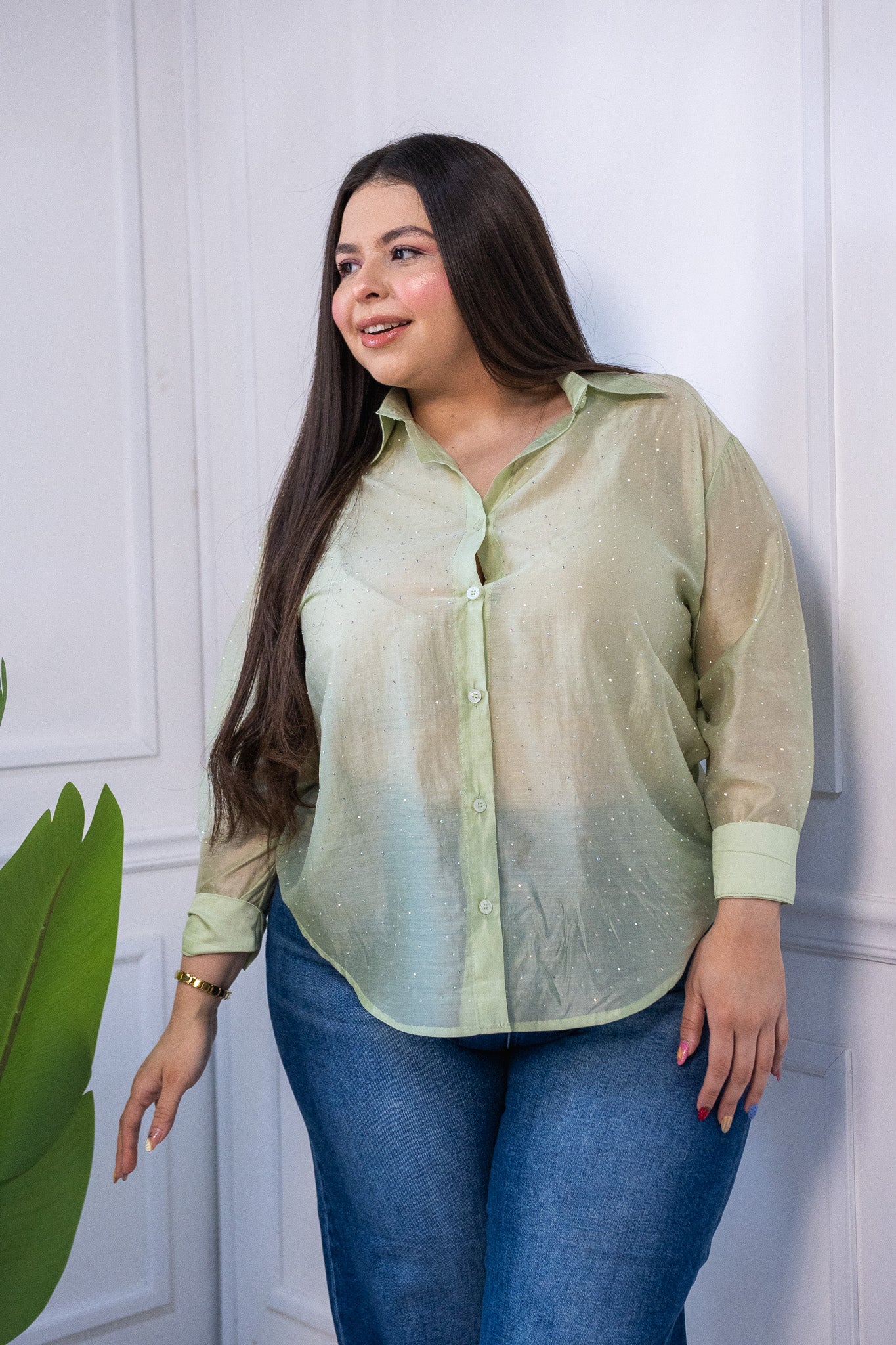 Camisa de gasa transparente con detalle de piedras para un look relajado y fashion.