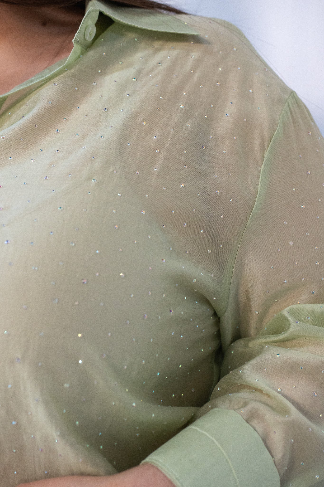 Camisa de gasa transparente con detalle de piedras para un look relajado y fashion.