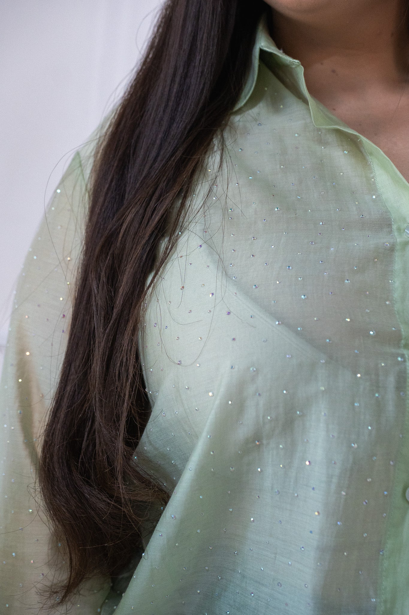 Camisa de gasa transparente con detalle de piedras para un look relajado y fashion.