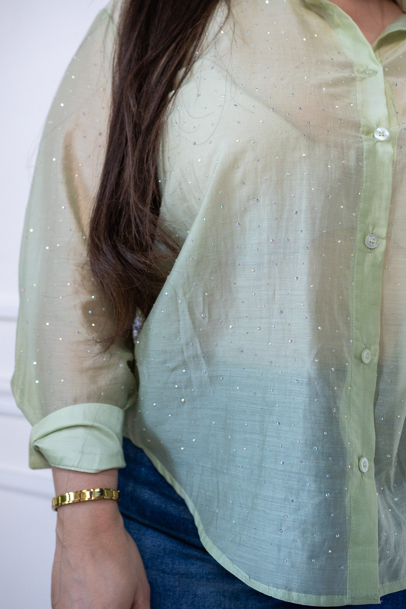 Camisa de gasa transparente con detalle de piedras para un look relajado y fashion.